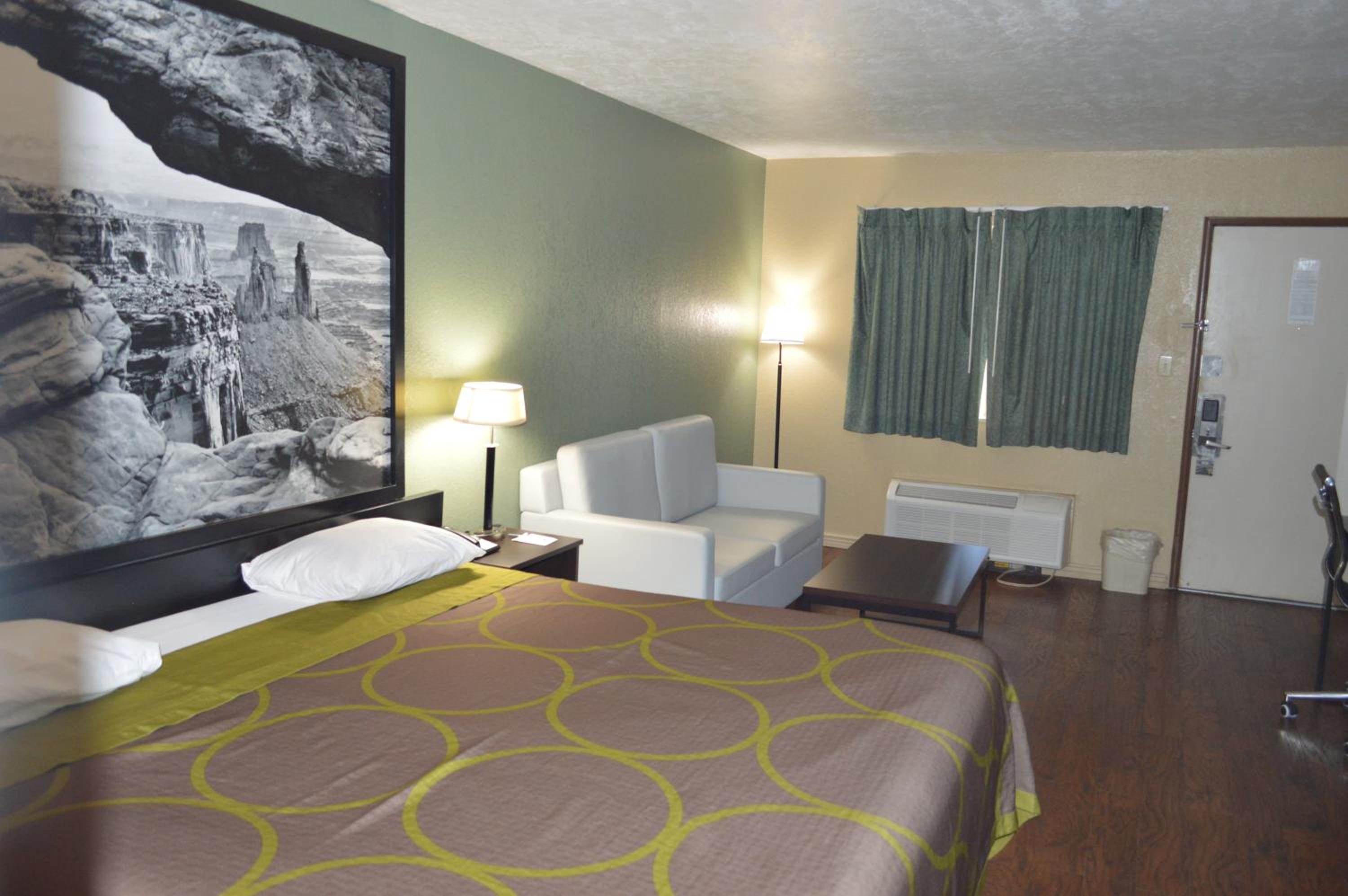 1 King Bed, Efficiency Room, Non-Smoking - Photo 4