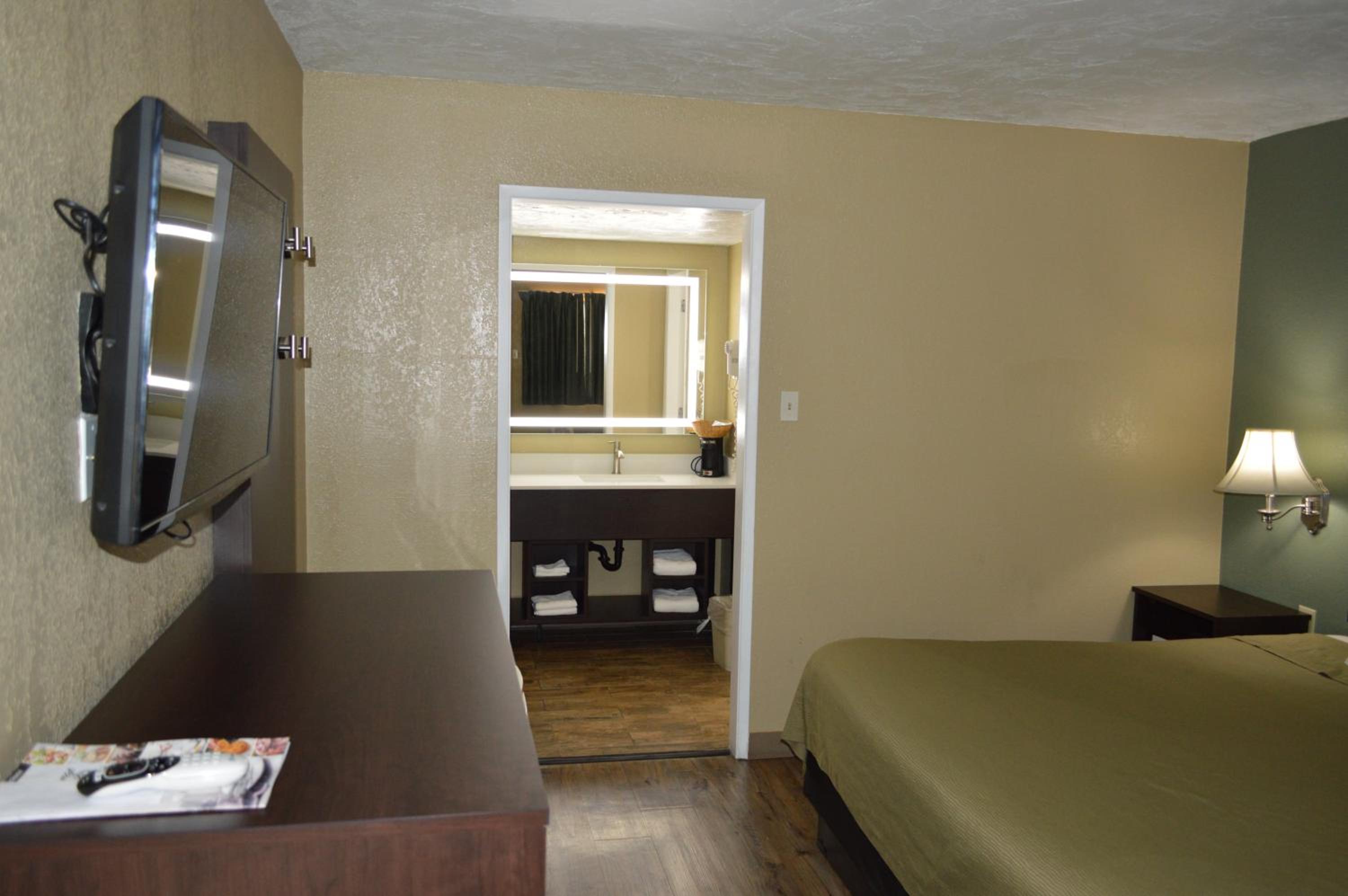 1 King Bed, Efficiency Room, Non-Smoking - Photo 8