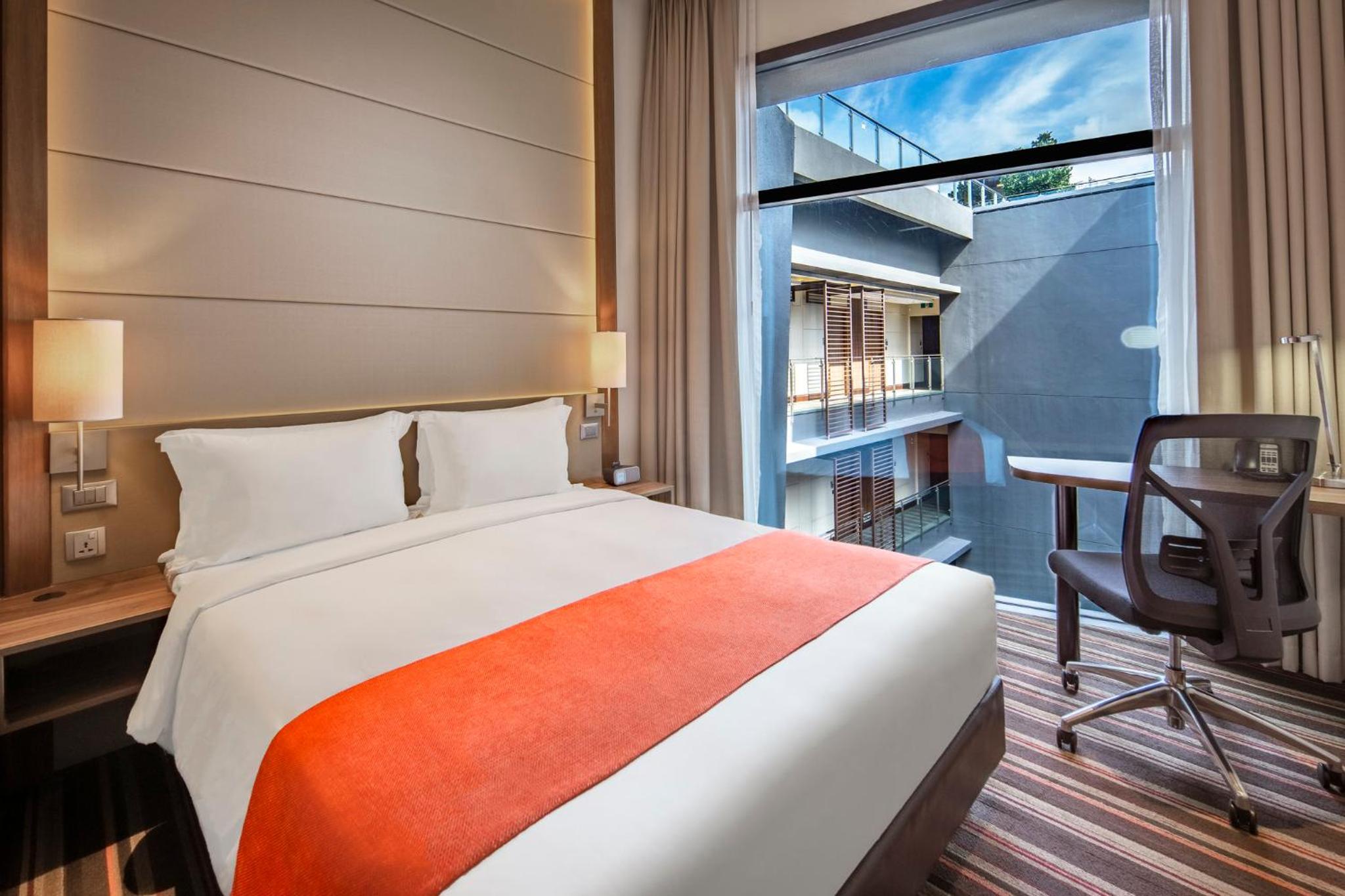 Standard Queen Room with Courtyard View - Free Breakfast