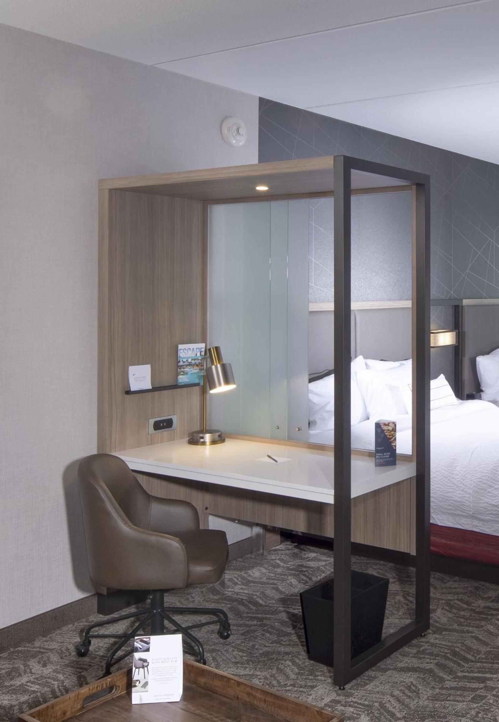 Queen Suite with Sofa Bed and Adapted Tub - Mobility and Hearing Accessible