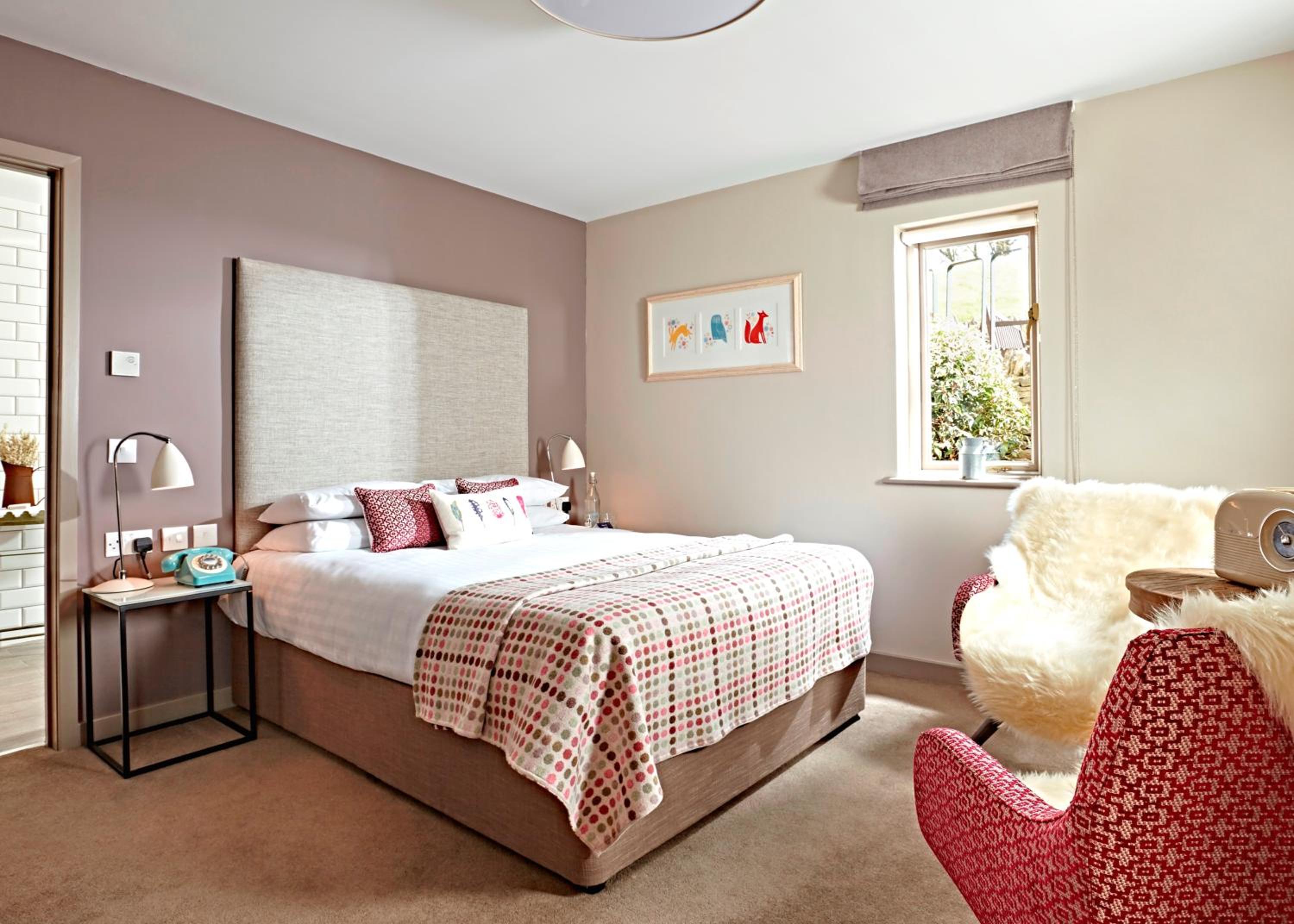 Medium Room photo 3