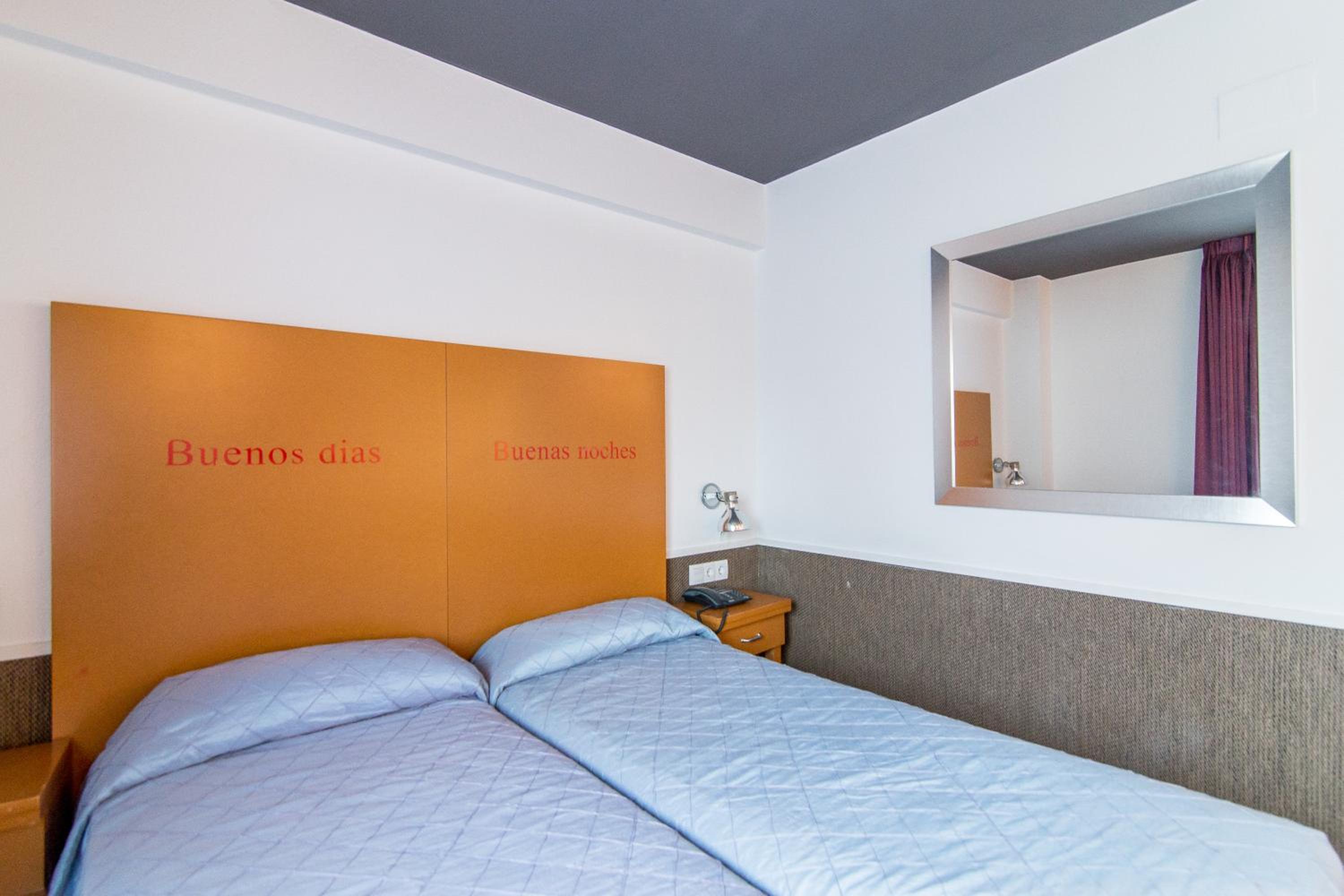 Double or Twin Room with Private Bathroom photo 3