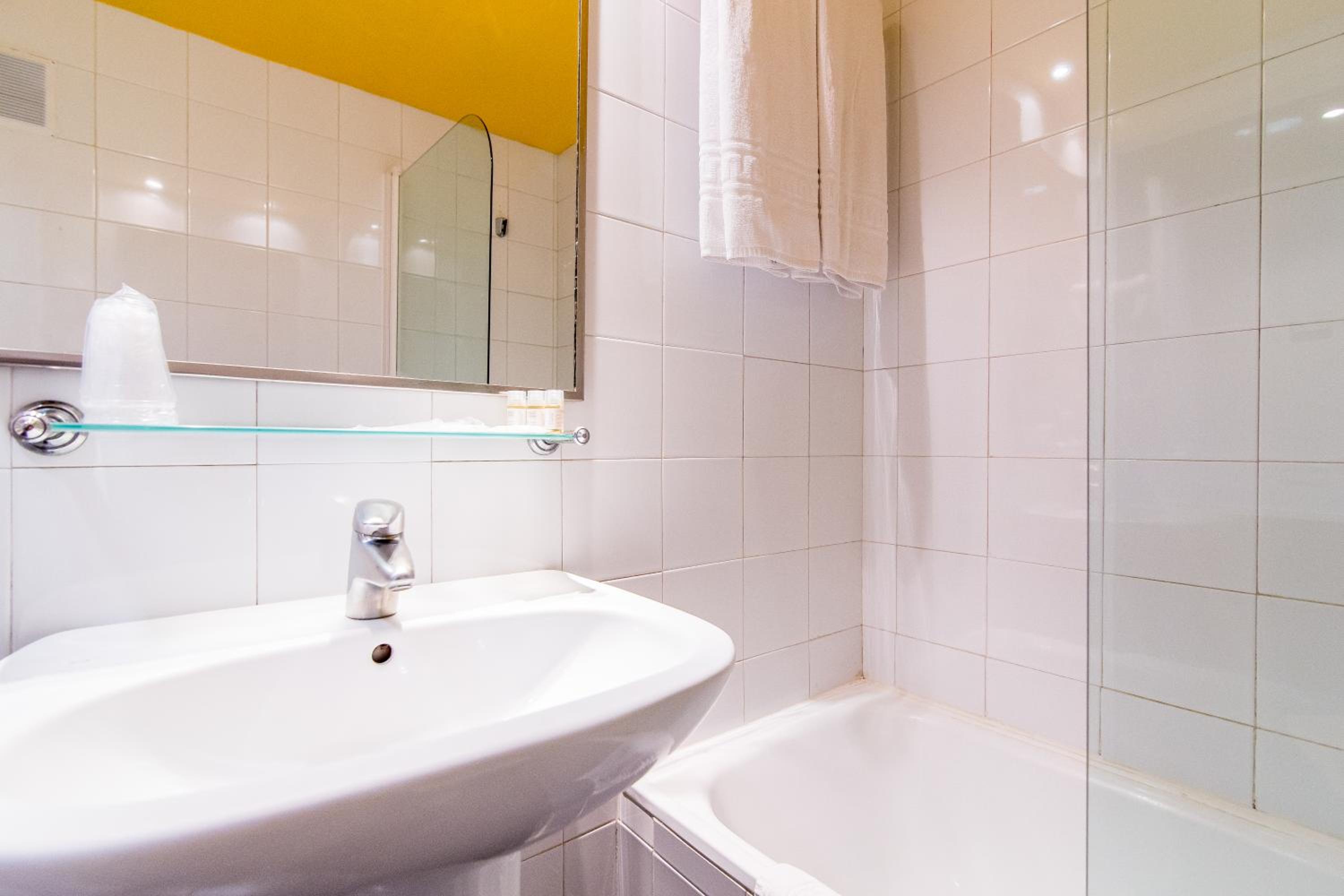 Double or Twin Room with Private Bathroom photo 3