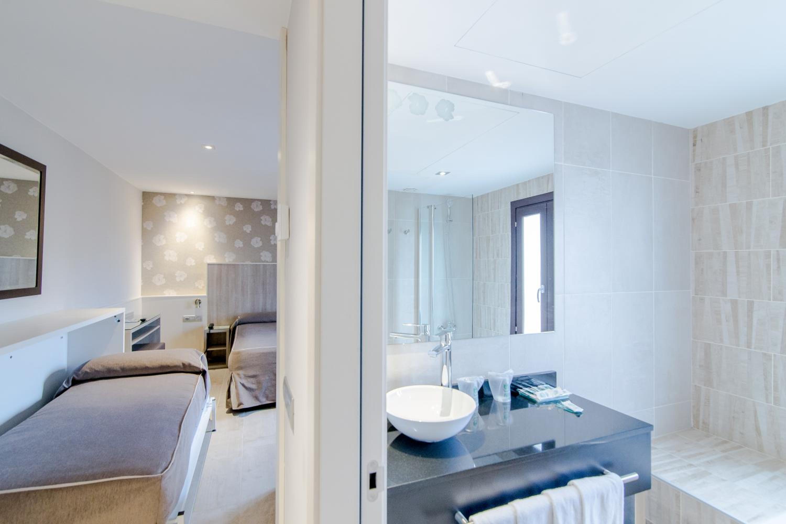 Double or Twin Room with Extra Bed thumbnail 5