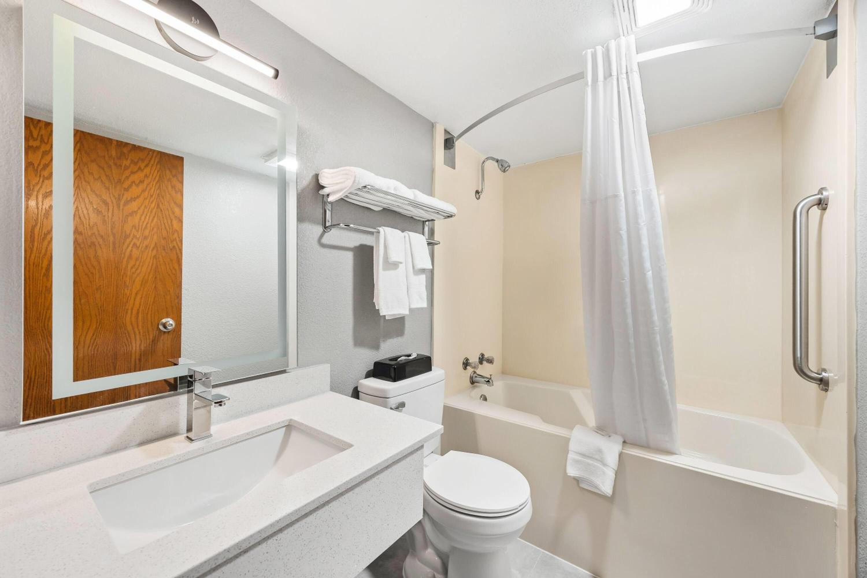 2 Queen Beds, Pet-Friendly, Smoking photo 1