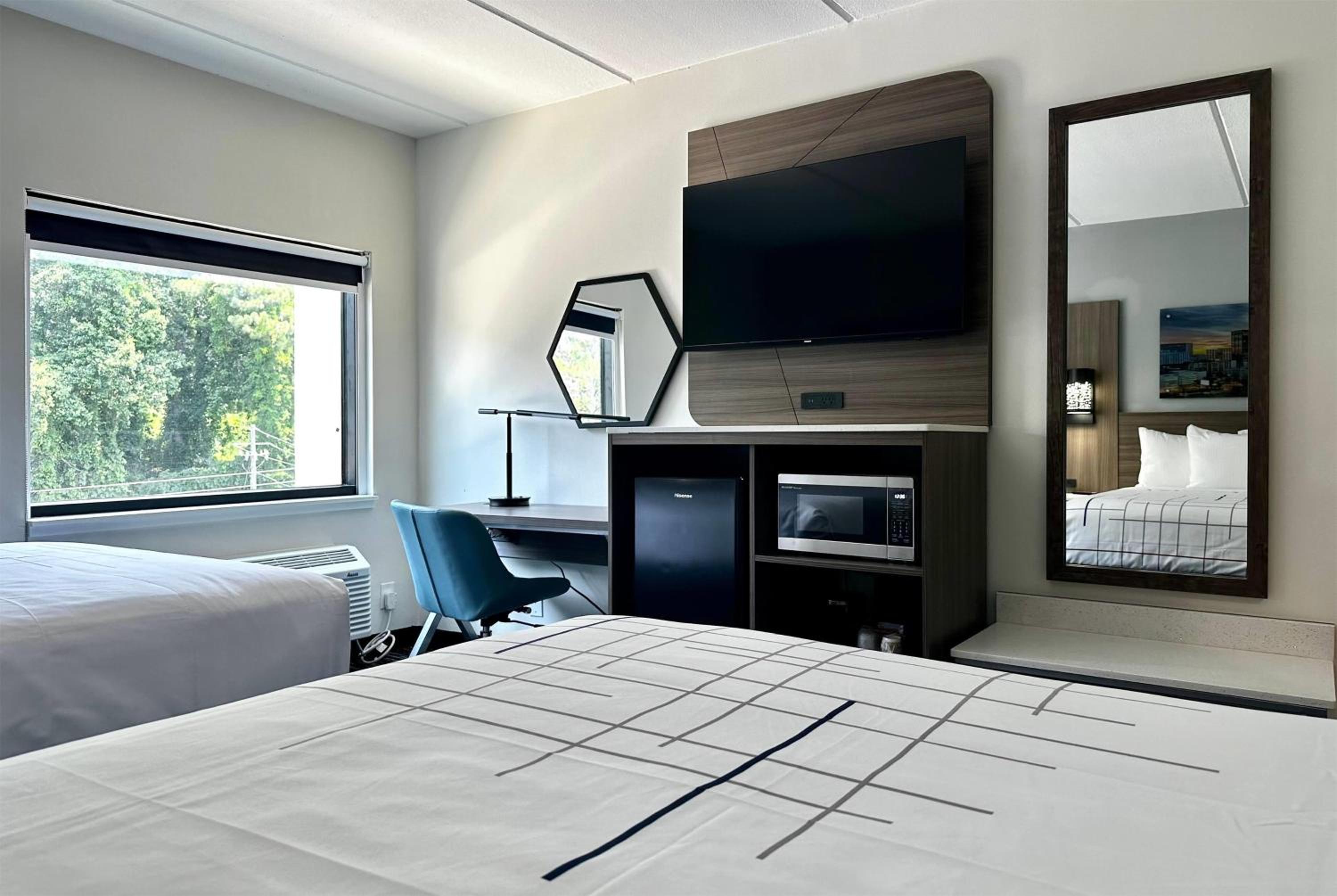 Queen Room with Two Queen Beds - Non-Smoking - Photo 2