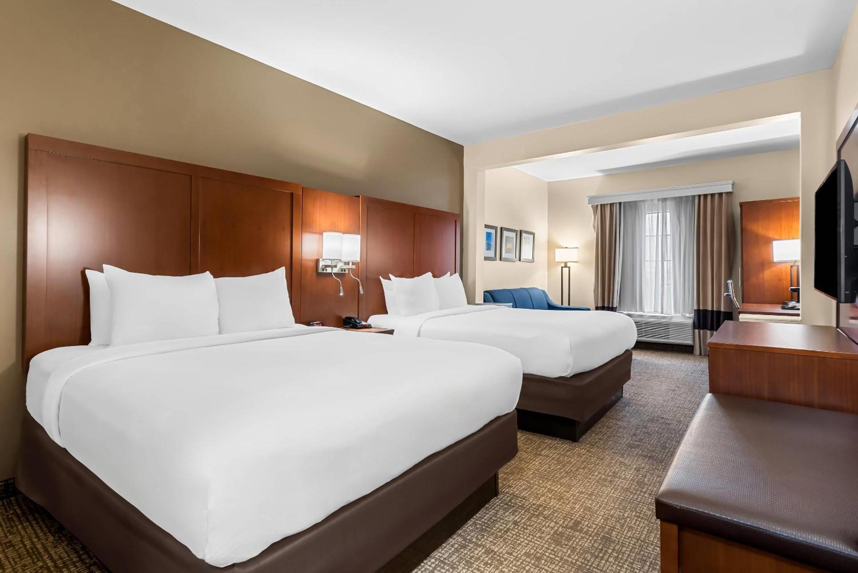 Queen Room with Two Queen Beds - Non Smoking - Photo 1