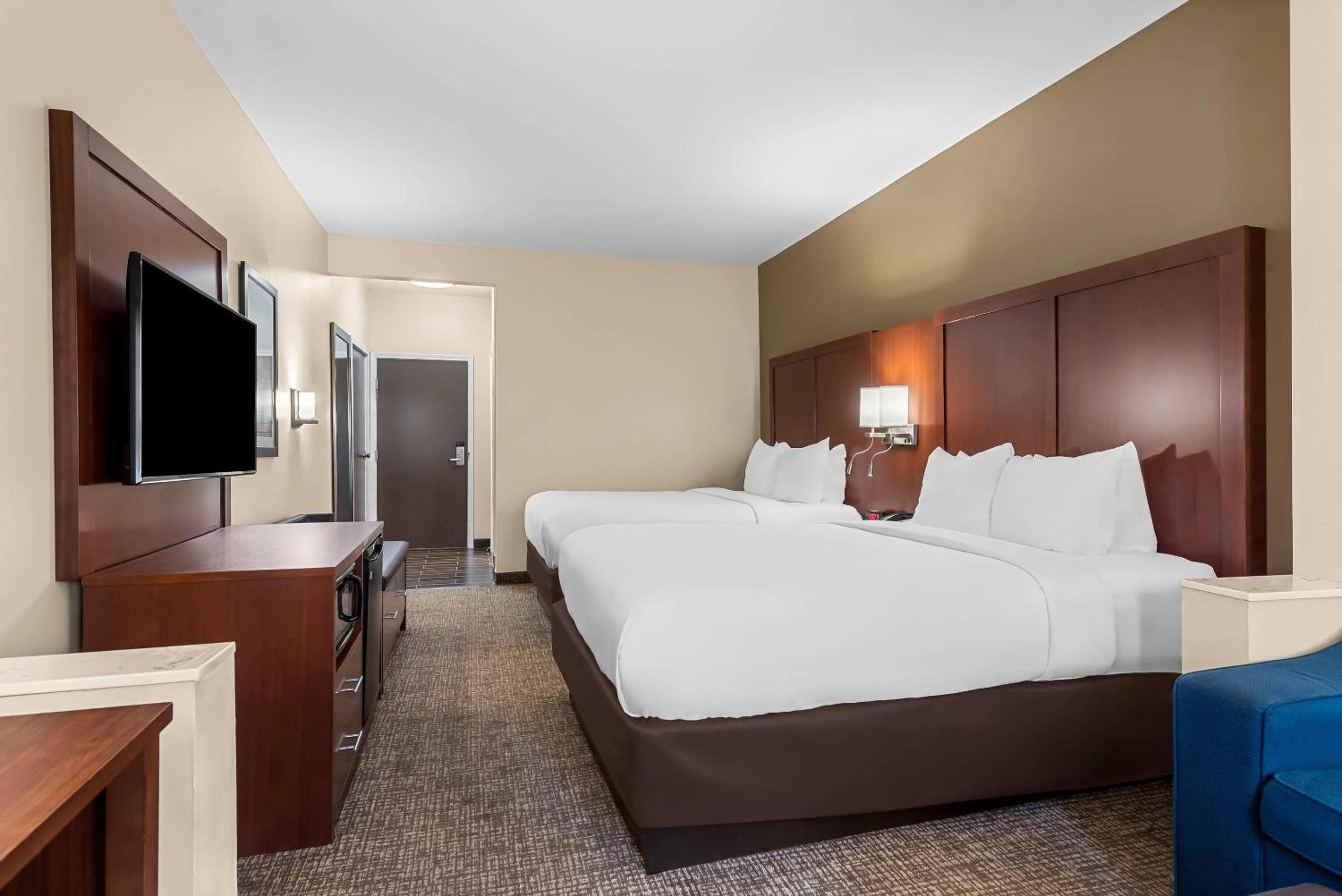 Queen Room with Two Queen Beds - Non Smoking - Photo 2