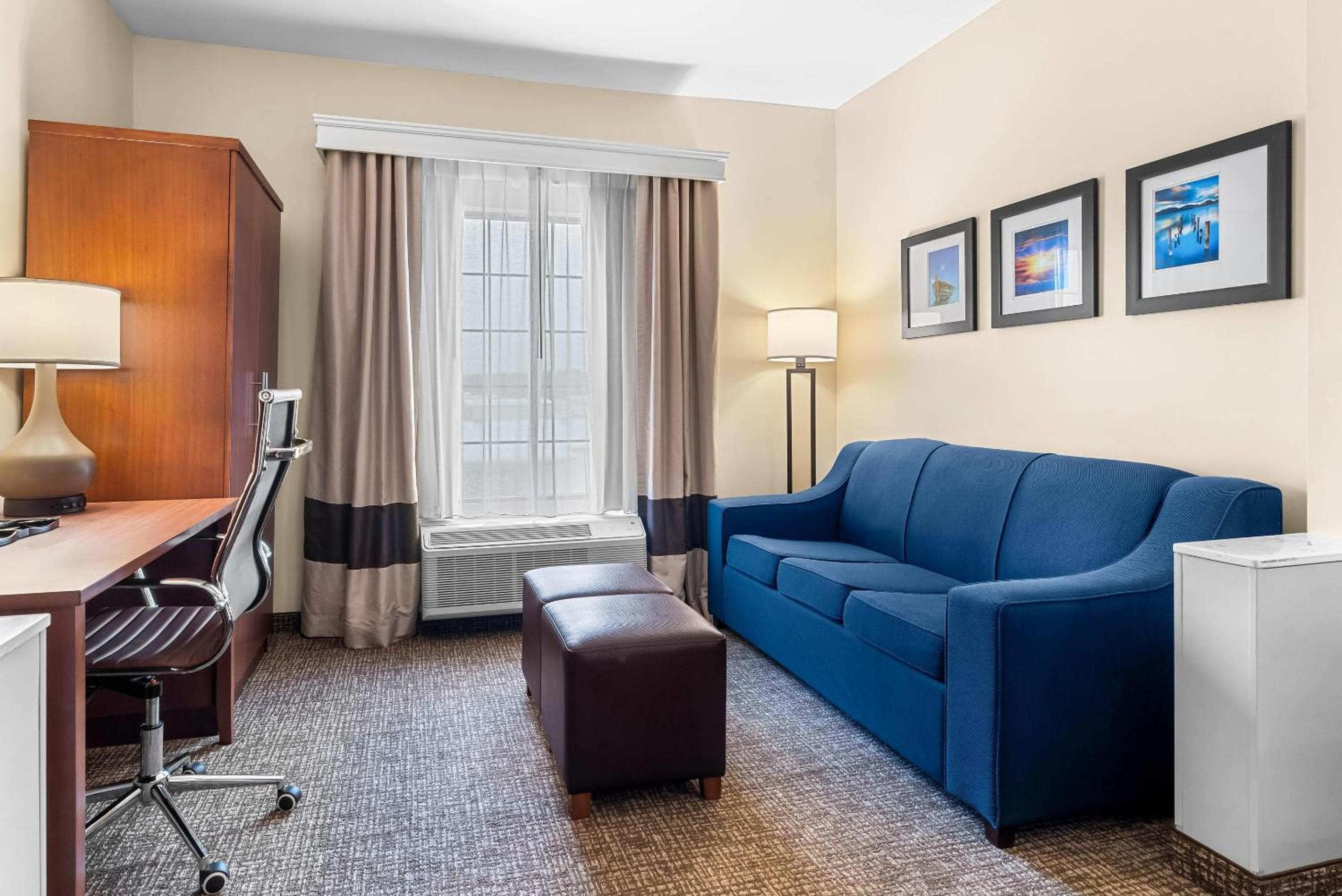 Queen Room with Two Queen Beds - Non Smoking - Photo 3