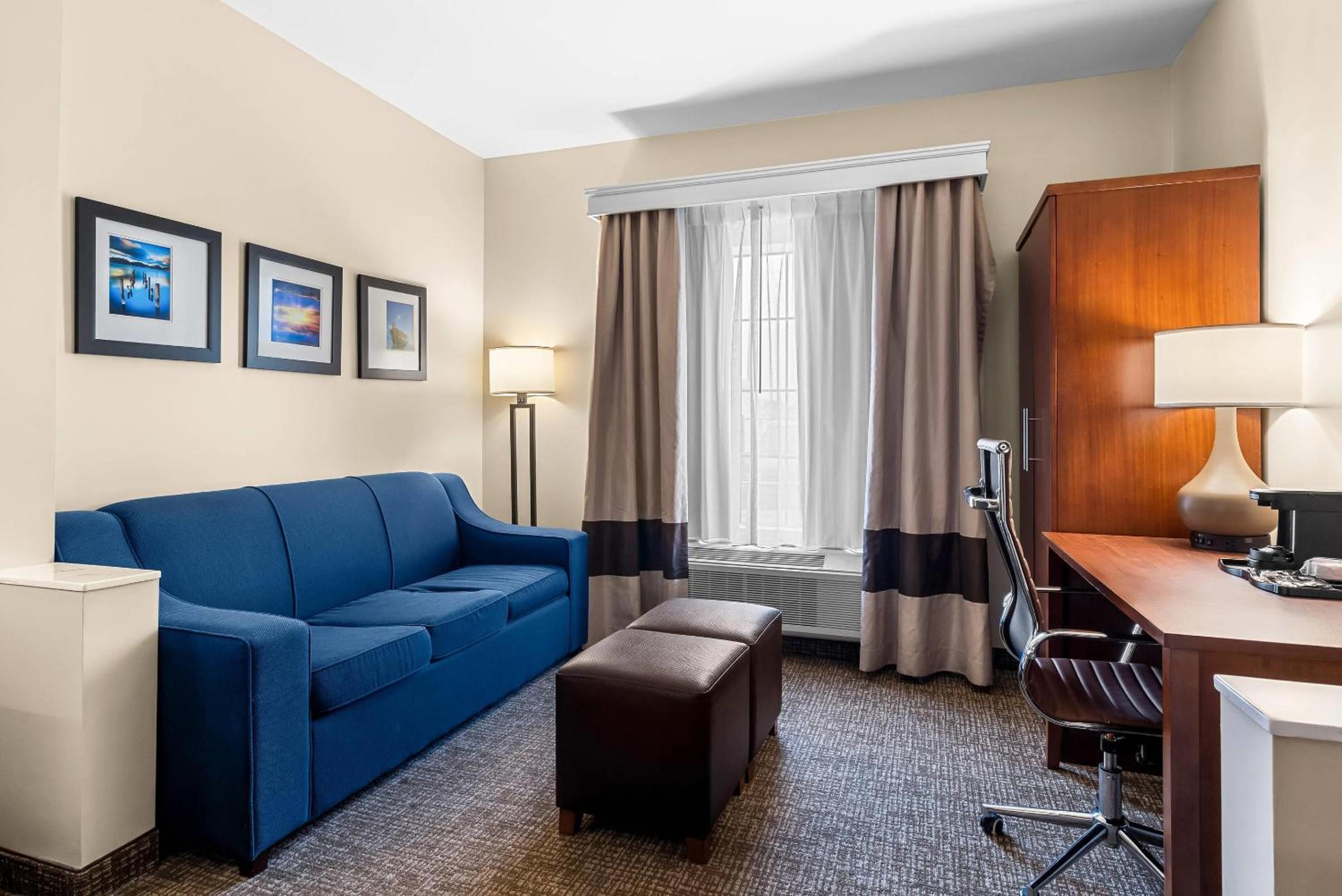 Queen Room with Two Queen Beds - Non Smoking - Photo 4