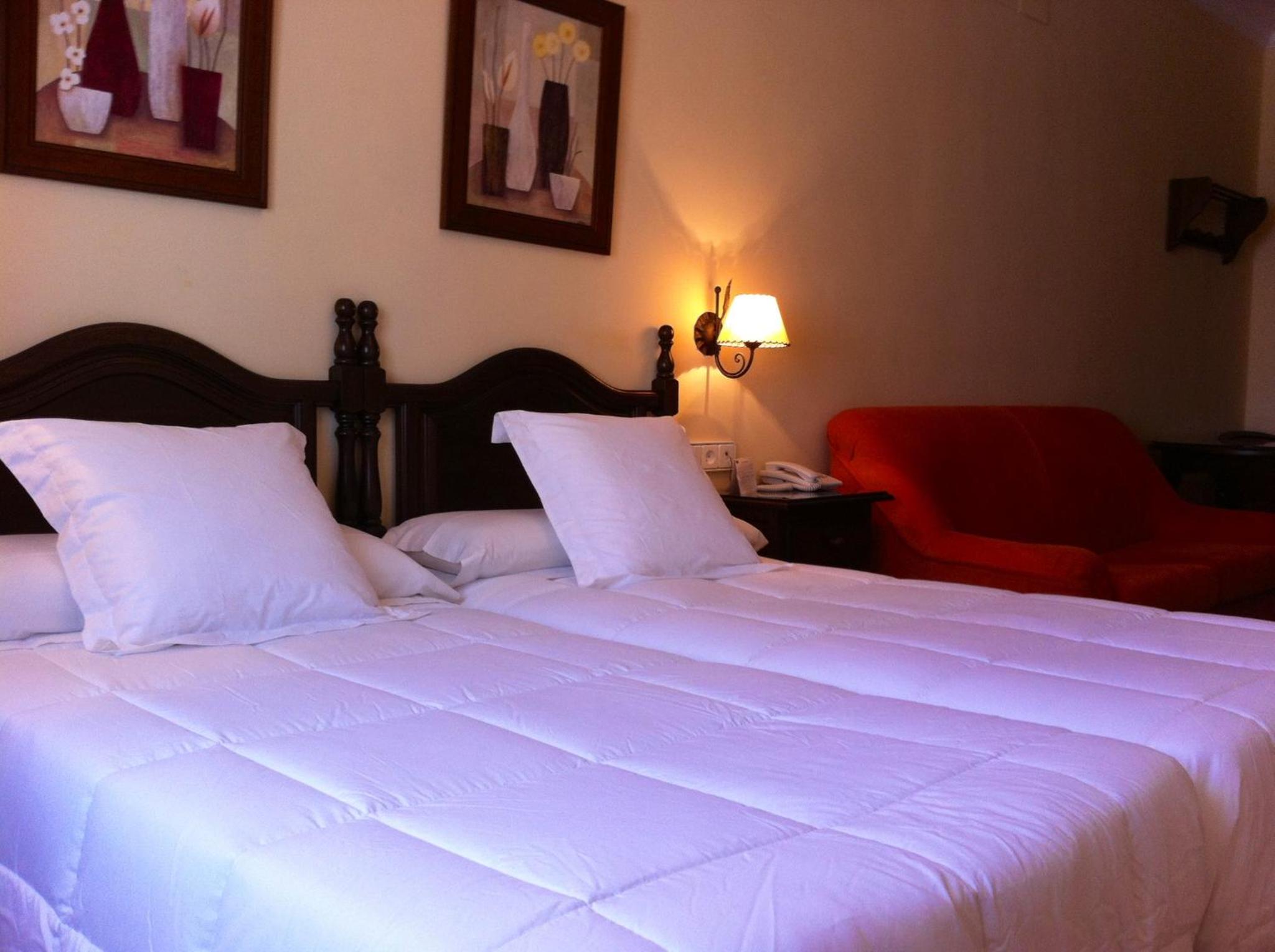 Double Room with Balcony - Photo 8