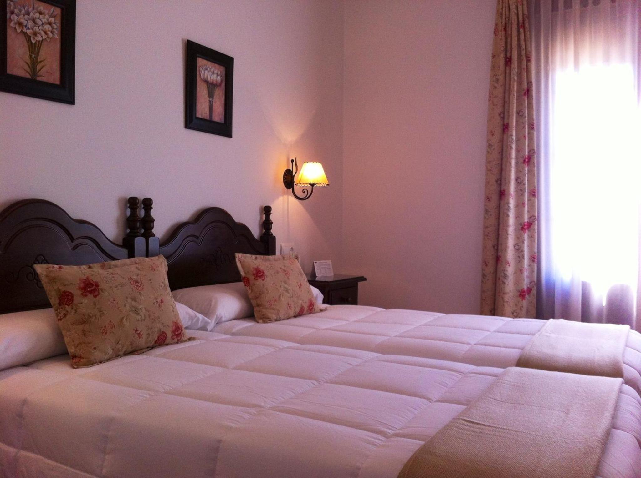 Double Room with Balcony - Photo 4