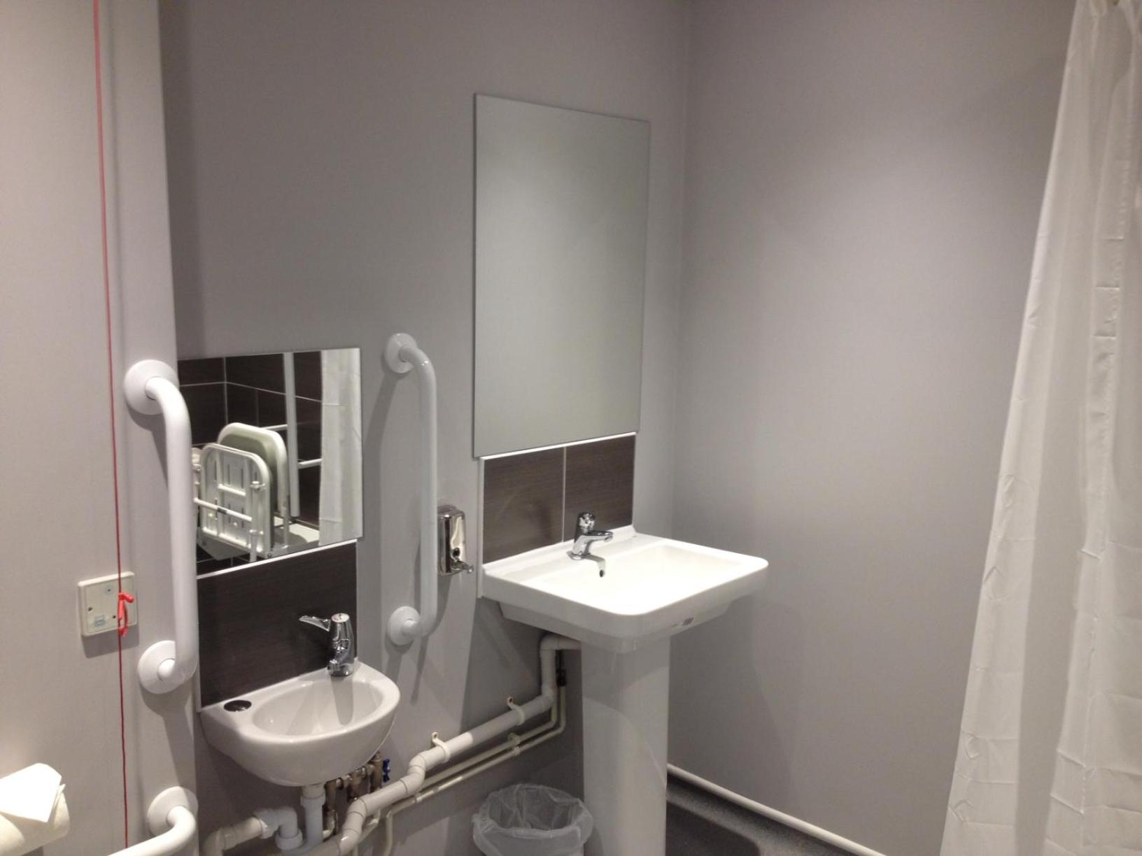 Double or Twin Room - Disability Access - Photo 4