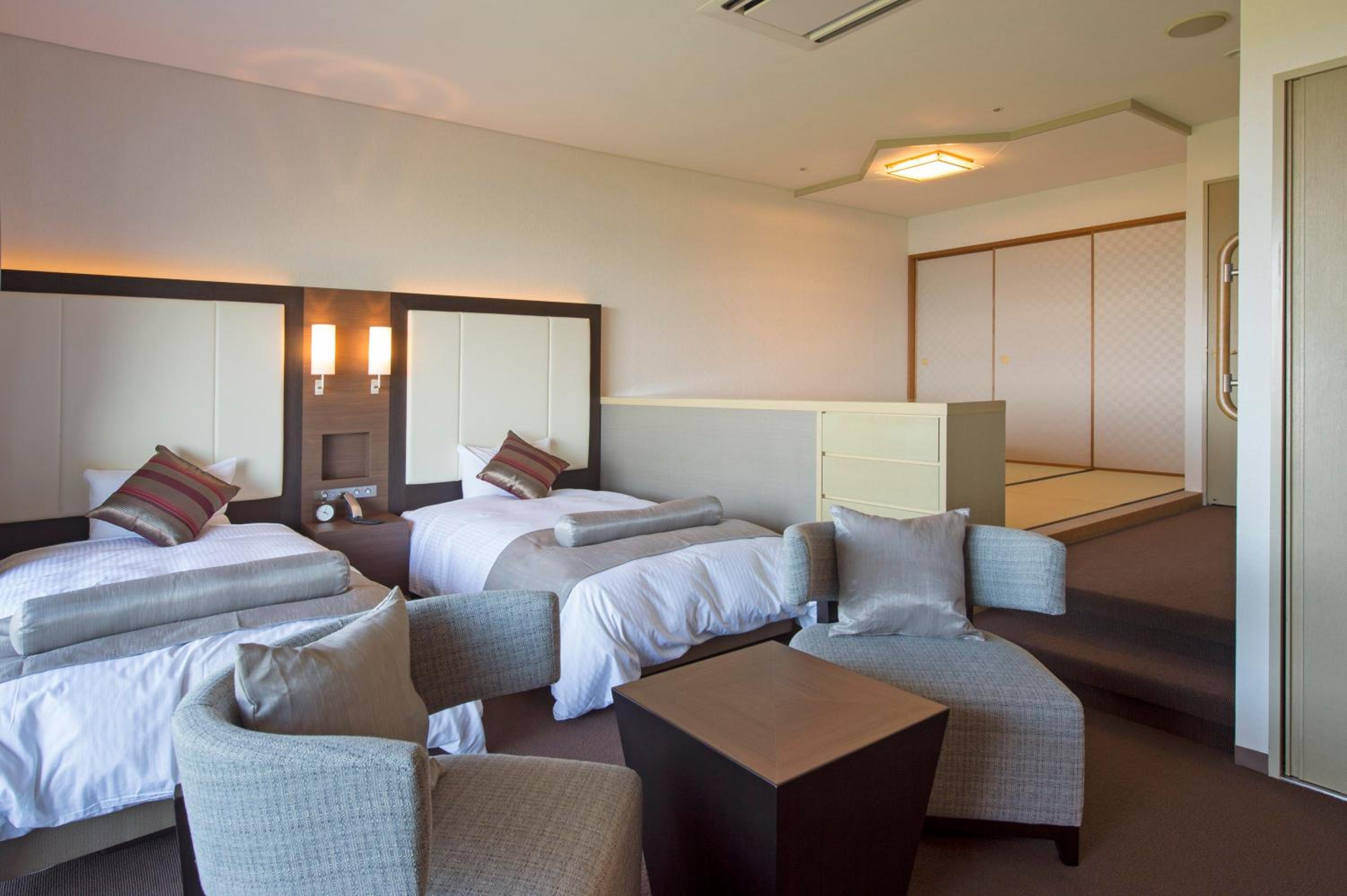 Deluxe Japanese-Western-Style Room photo 2