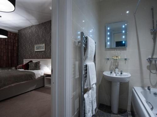 Twin Room with Private Bathroom photo 2