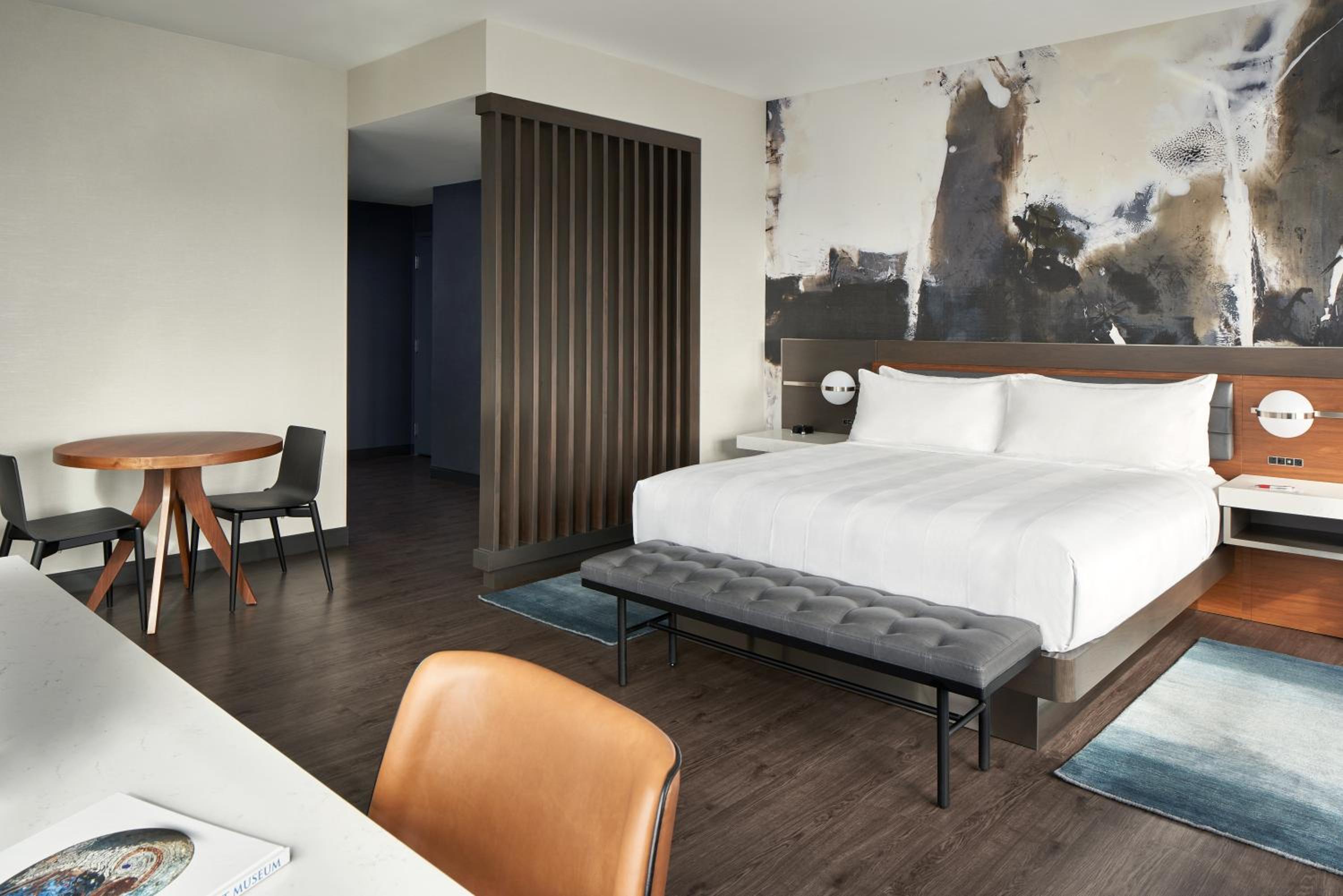 Deluxe Corner King Room - Photo 2
