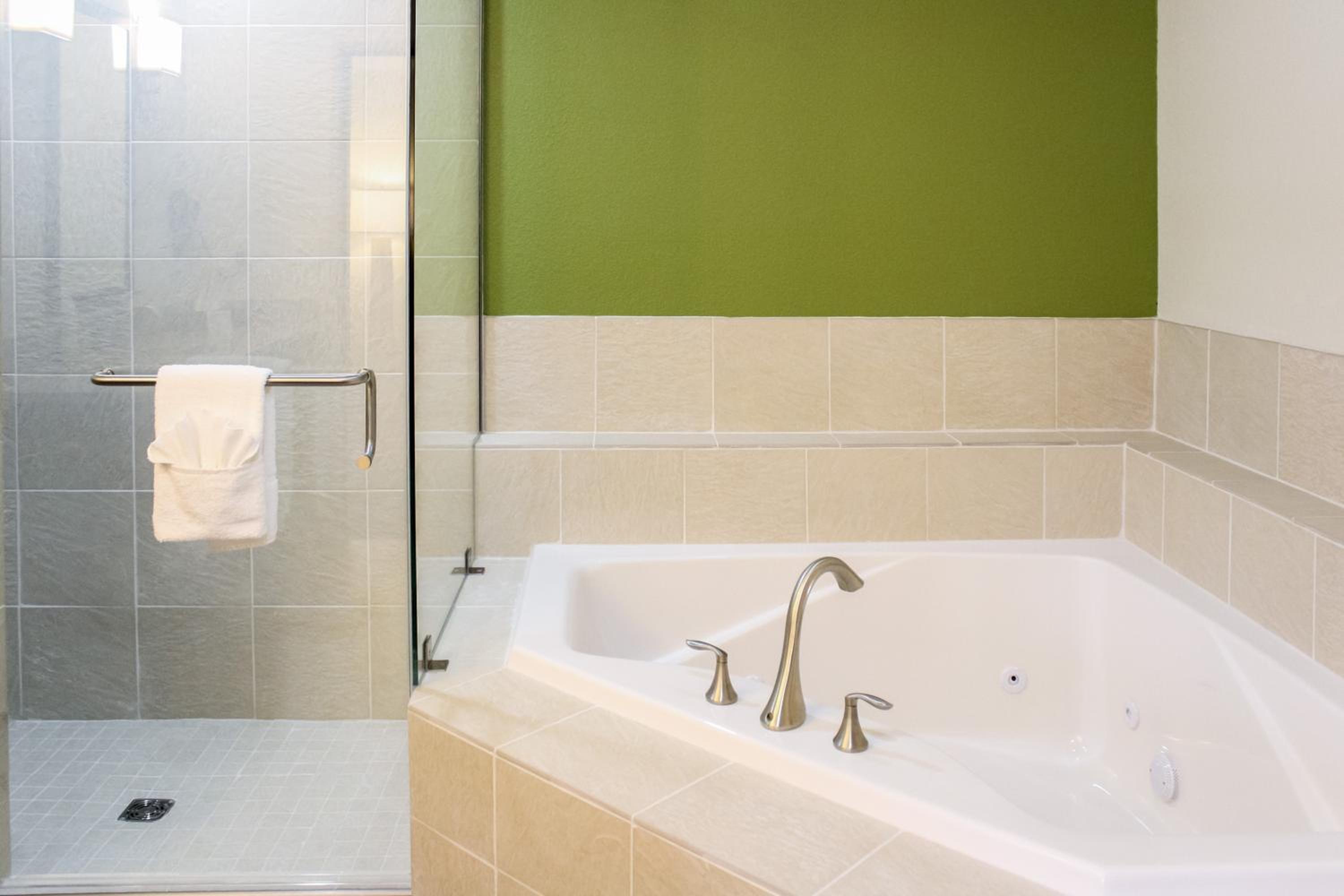 King Suite with Sofa Bed and Spa Bath photo 2