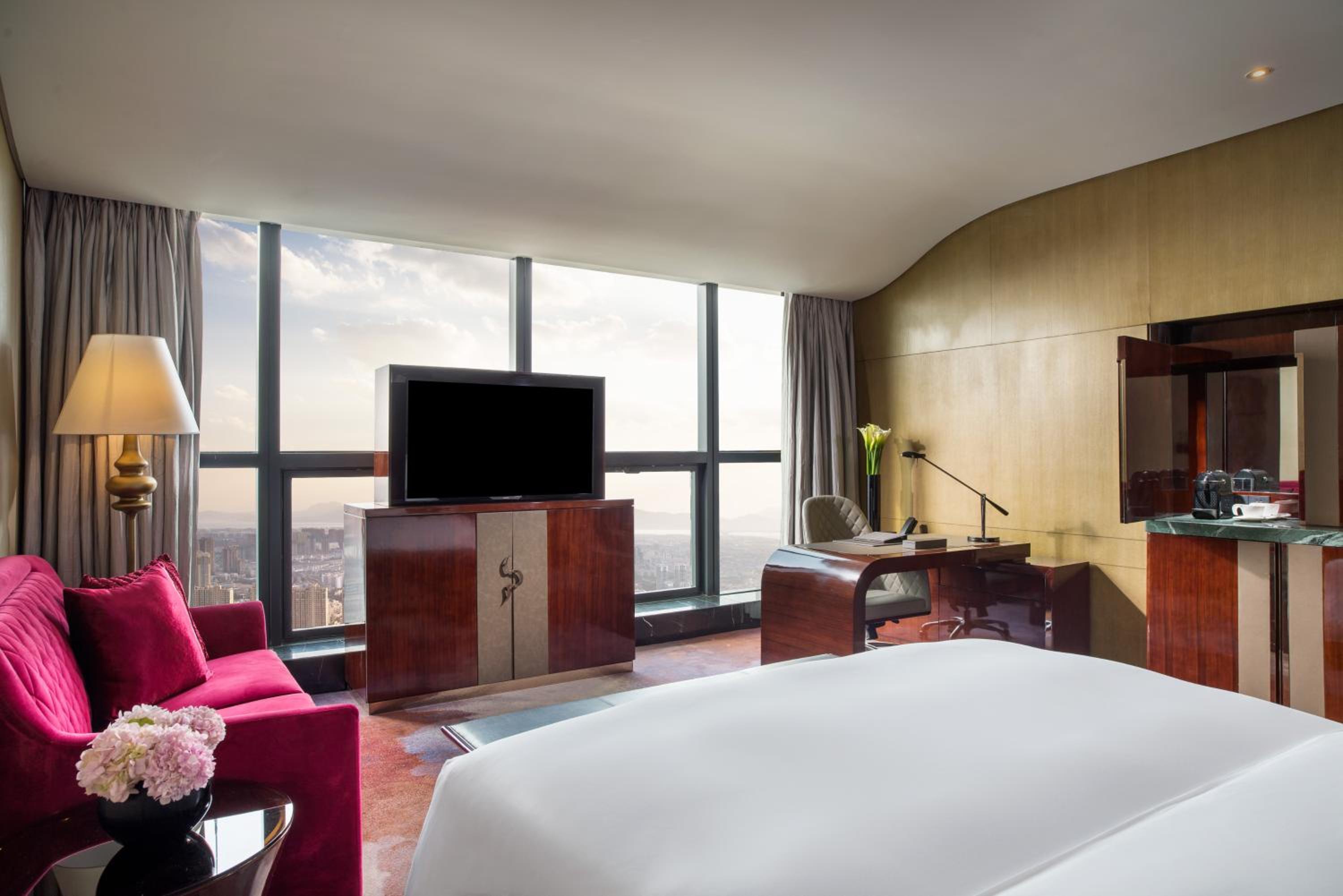 Superior King Room with Club Access photo 2