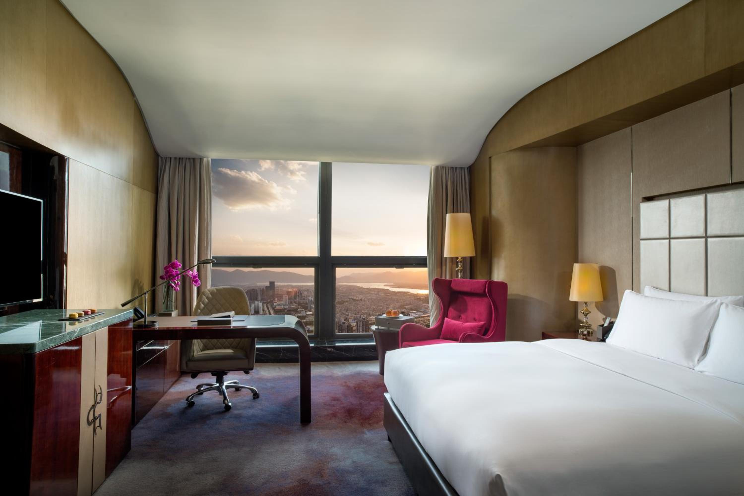 Luxury King Room with Lake View photo 3