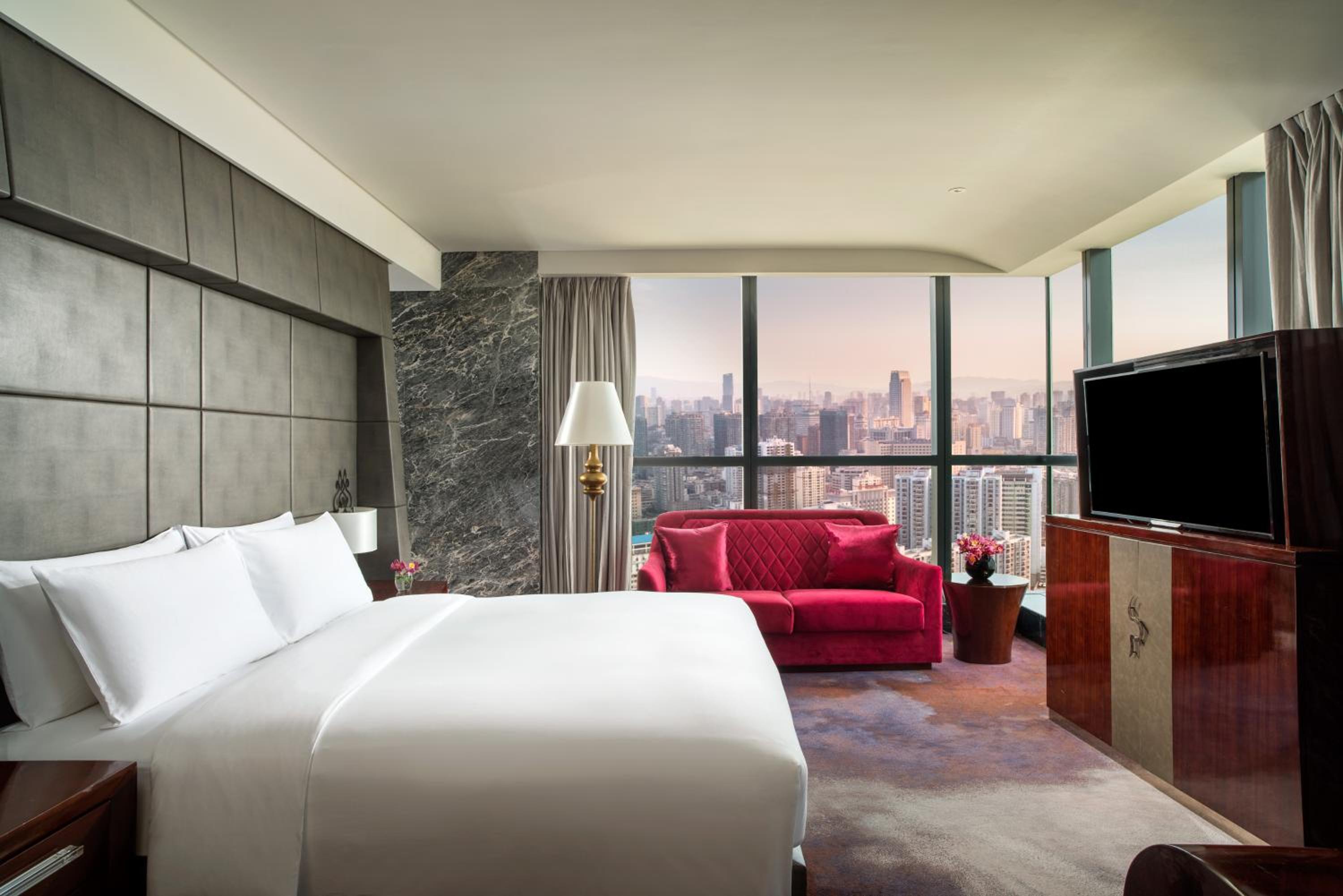 Luxury King Room with Lake View and Club Access photo 3
