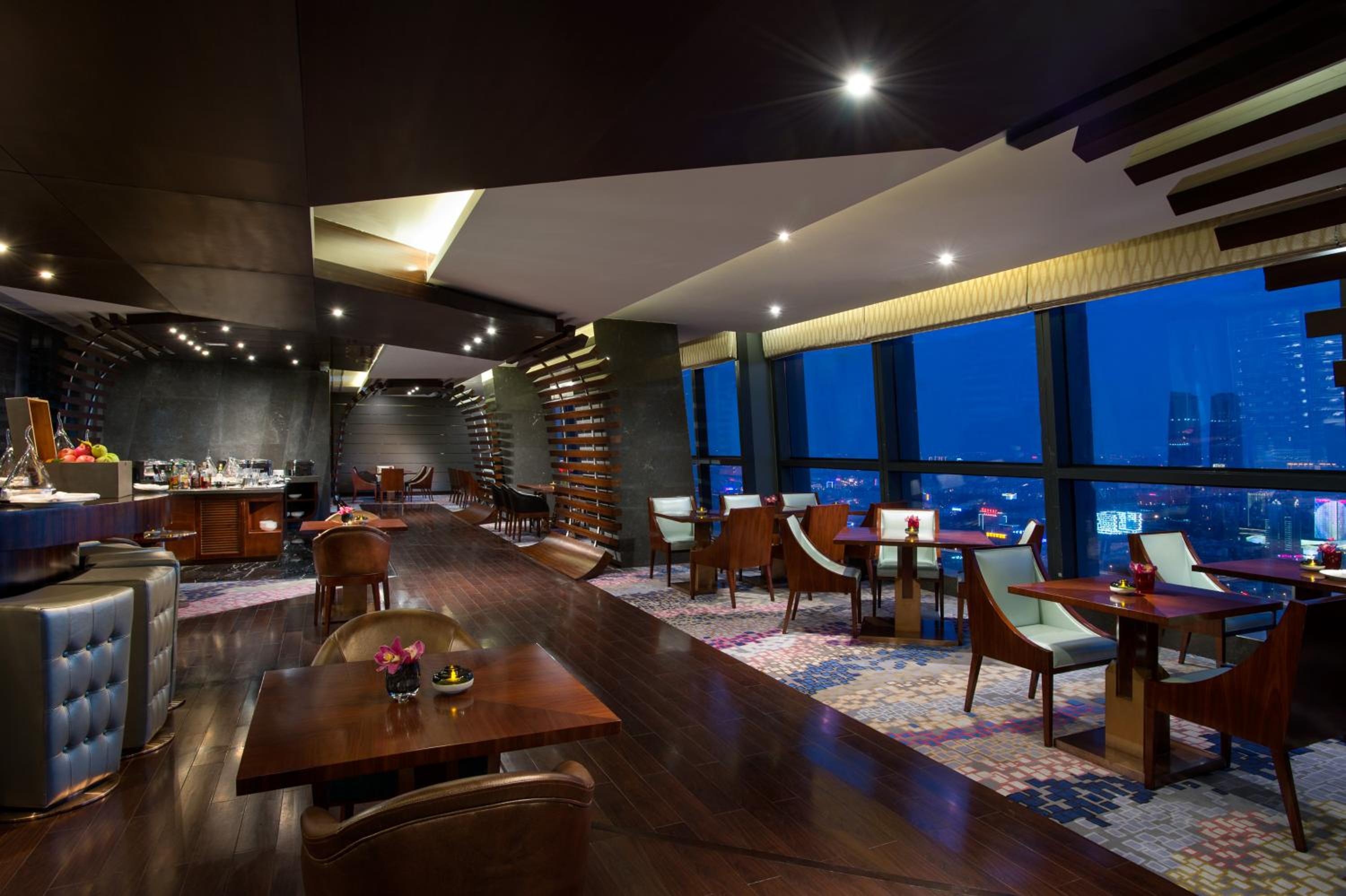 Luxury Twin Room with Lake View and Club Millésime Access - High Floor photo 3