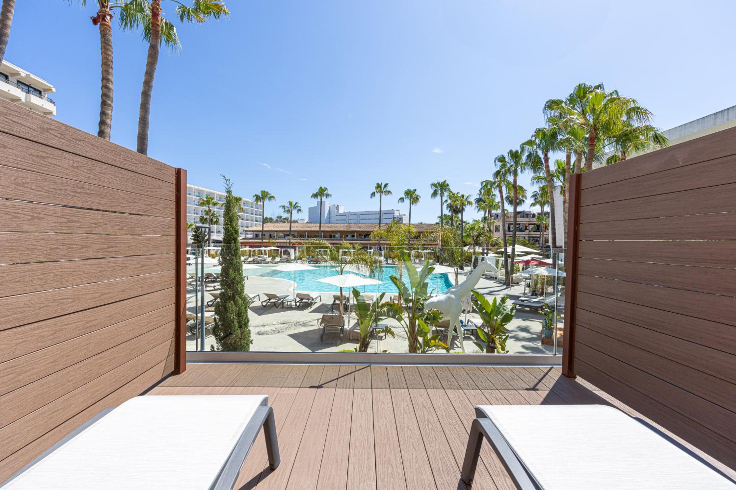 The Innside Room Pool View Solarium thumbnail 5