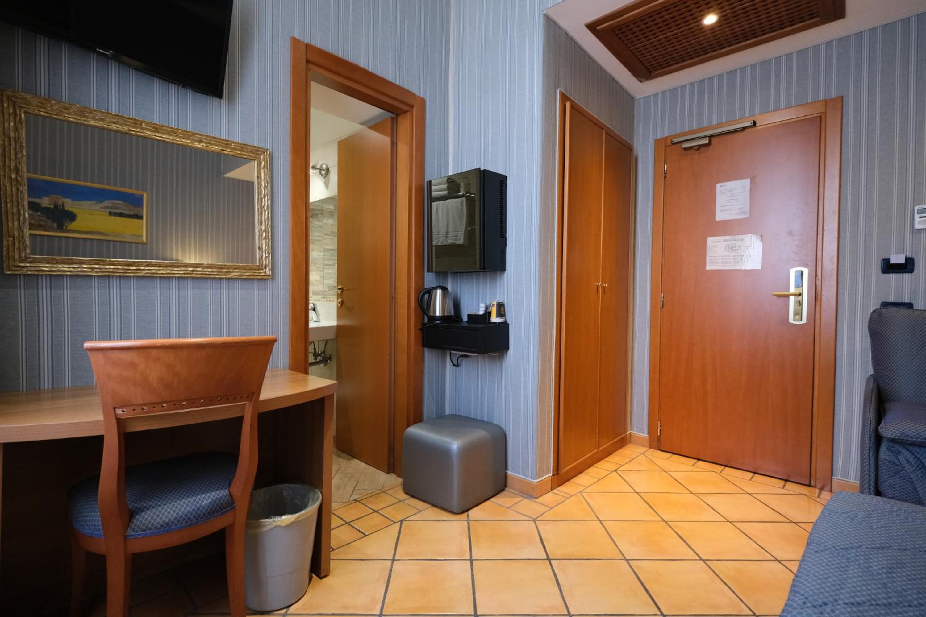 Superior Double or Twin Room thumbnail 6