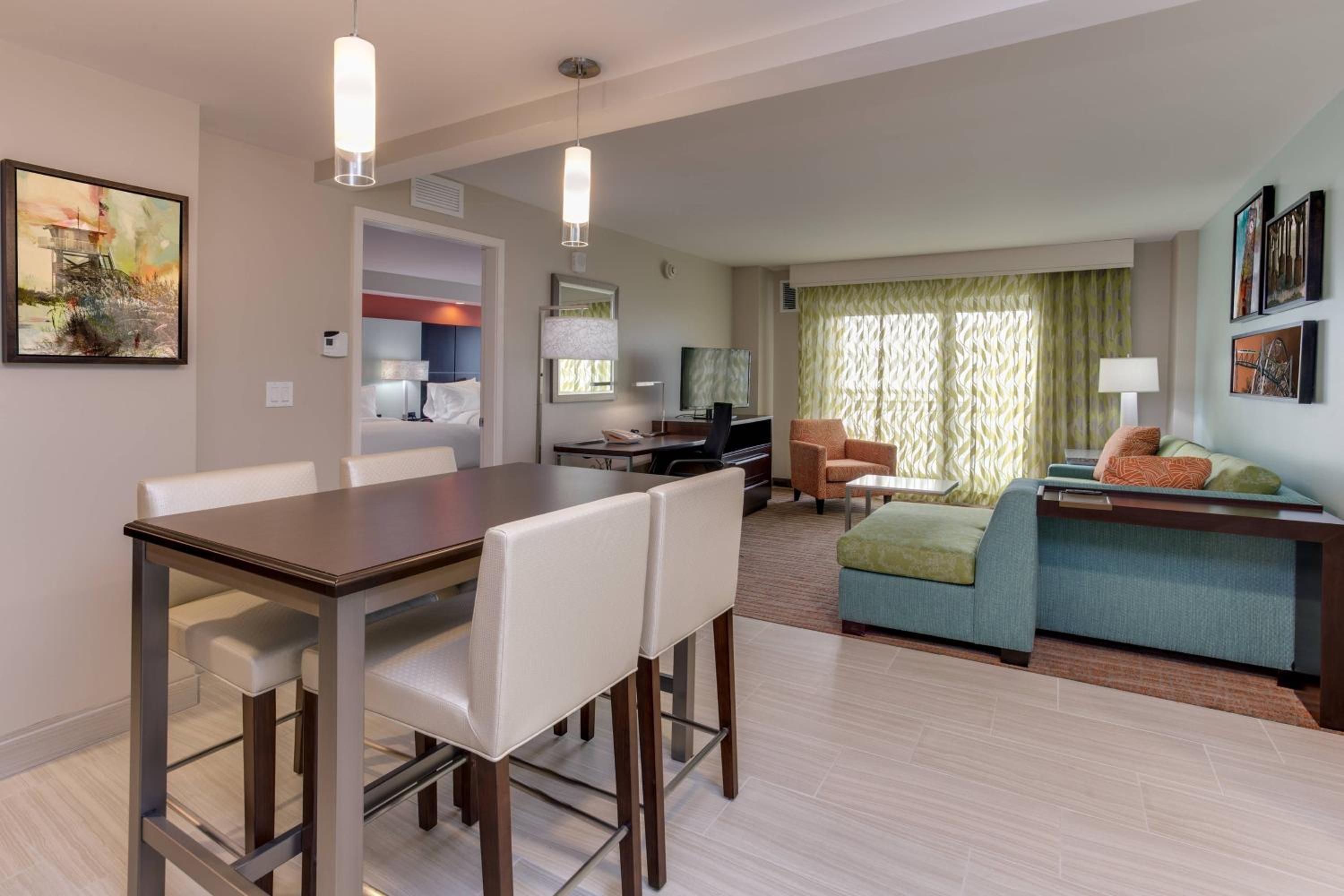Residential Suite, 1 Bedroom Suite, Partial ocean view (Mobility &amp; Hearing Accessible w/ Roll-in Shower)