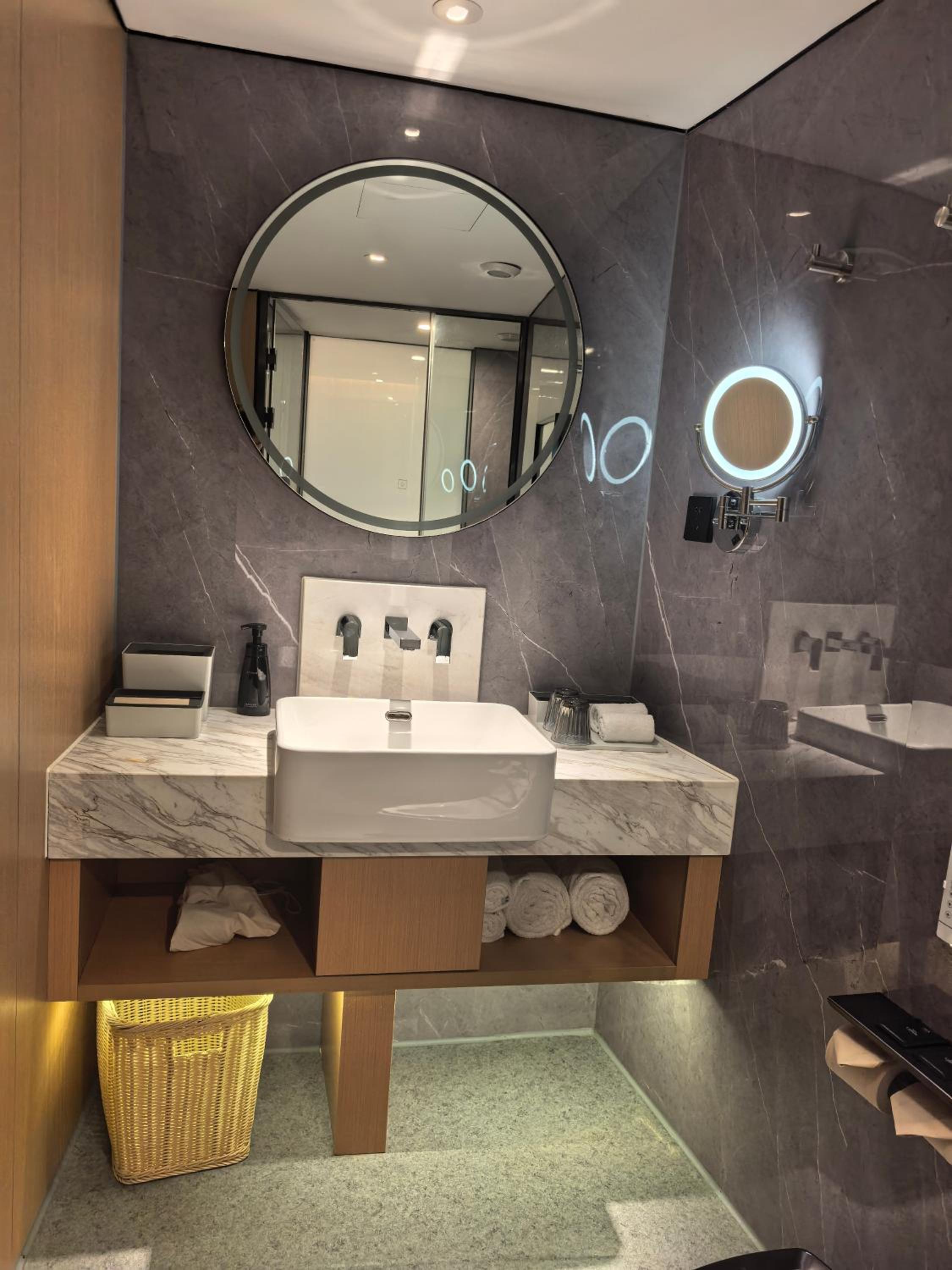 Executive Suite - Photo 3