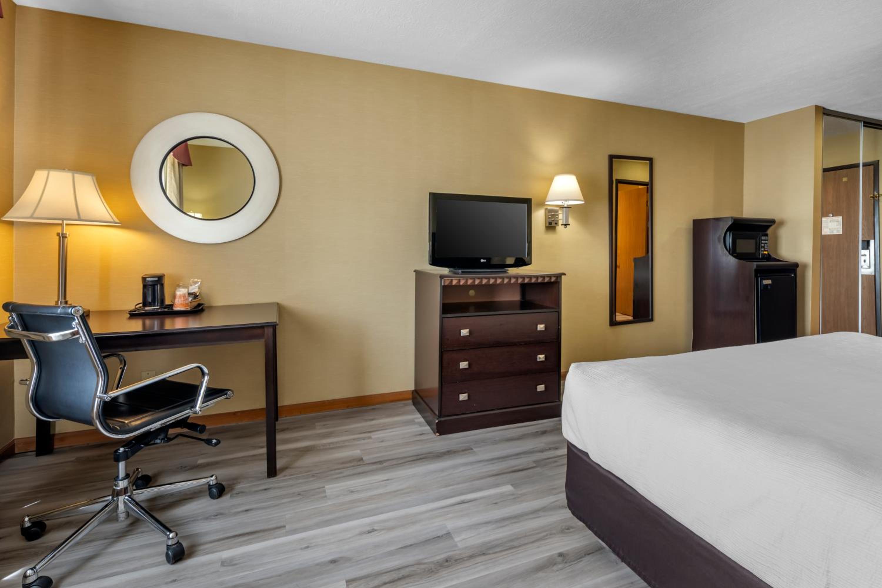 King Room - Accessible/Non-Smoking - Photo 2