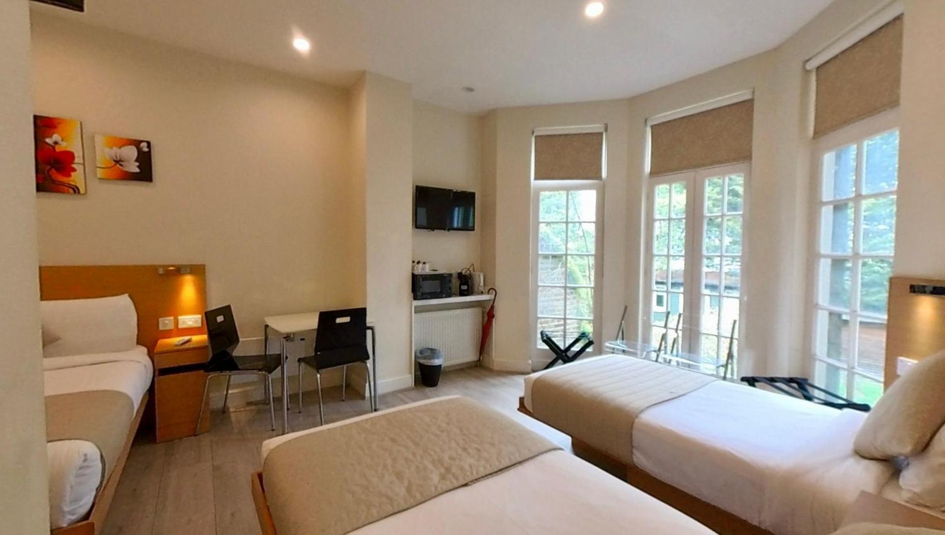 	Family Room, 1 Double Bed & 2 Single Beds photo 2