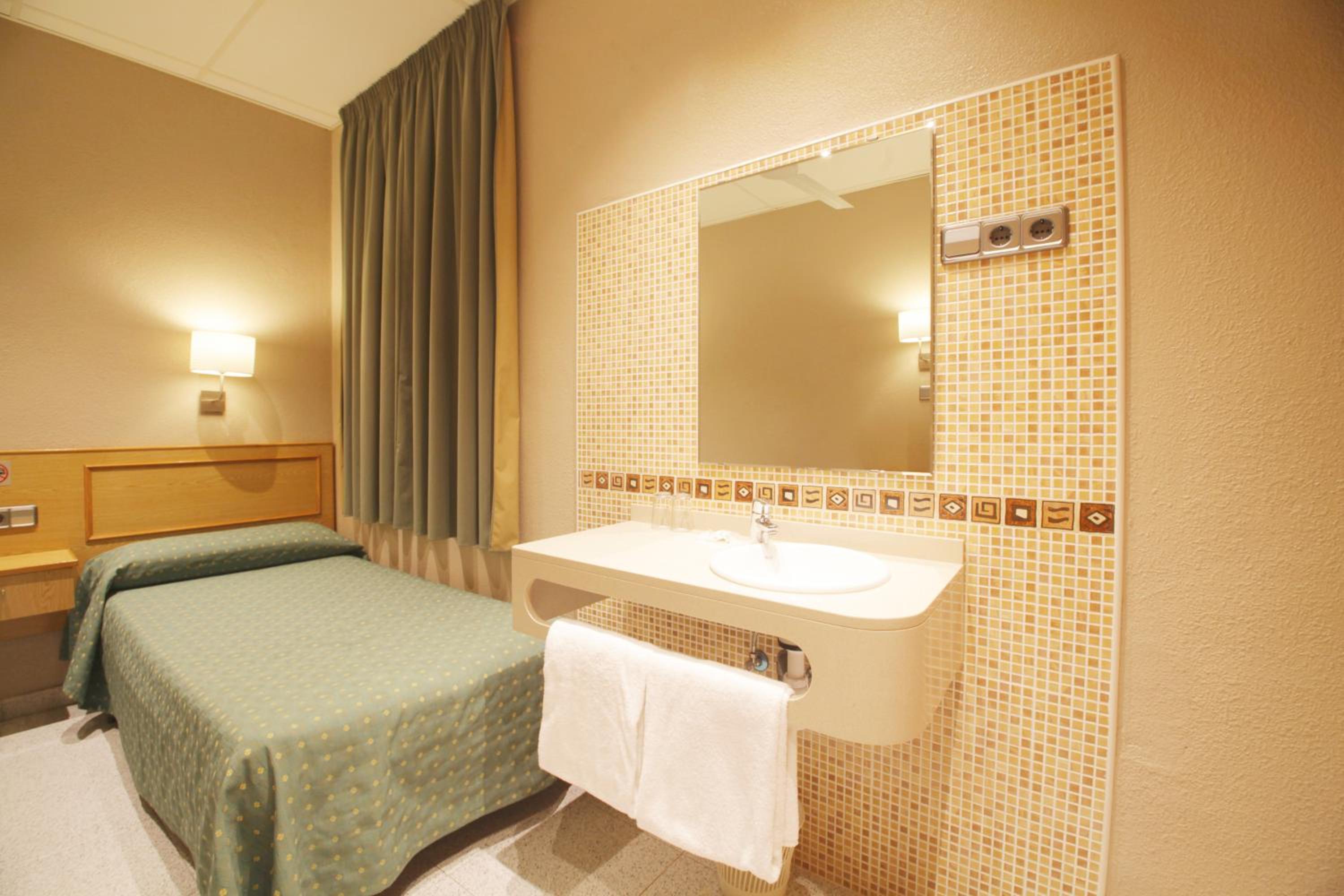 Double or Twin Room with Shared Bathroom photo 2
