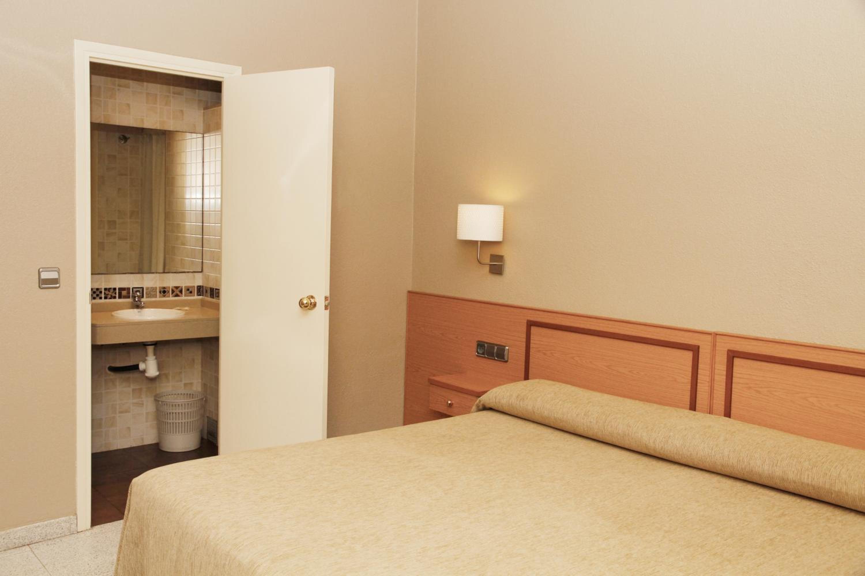 Double or Twin Room with Bathroom photo 2