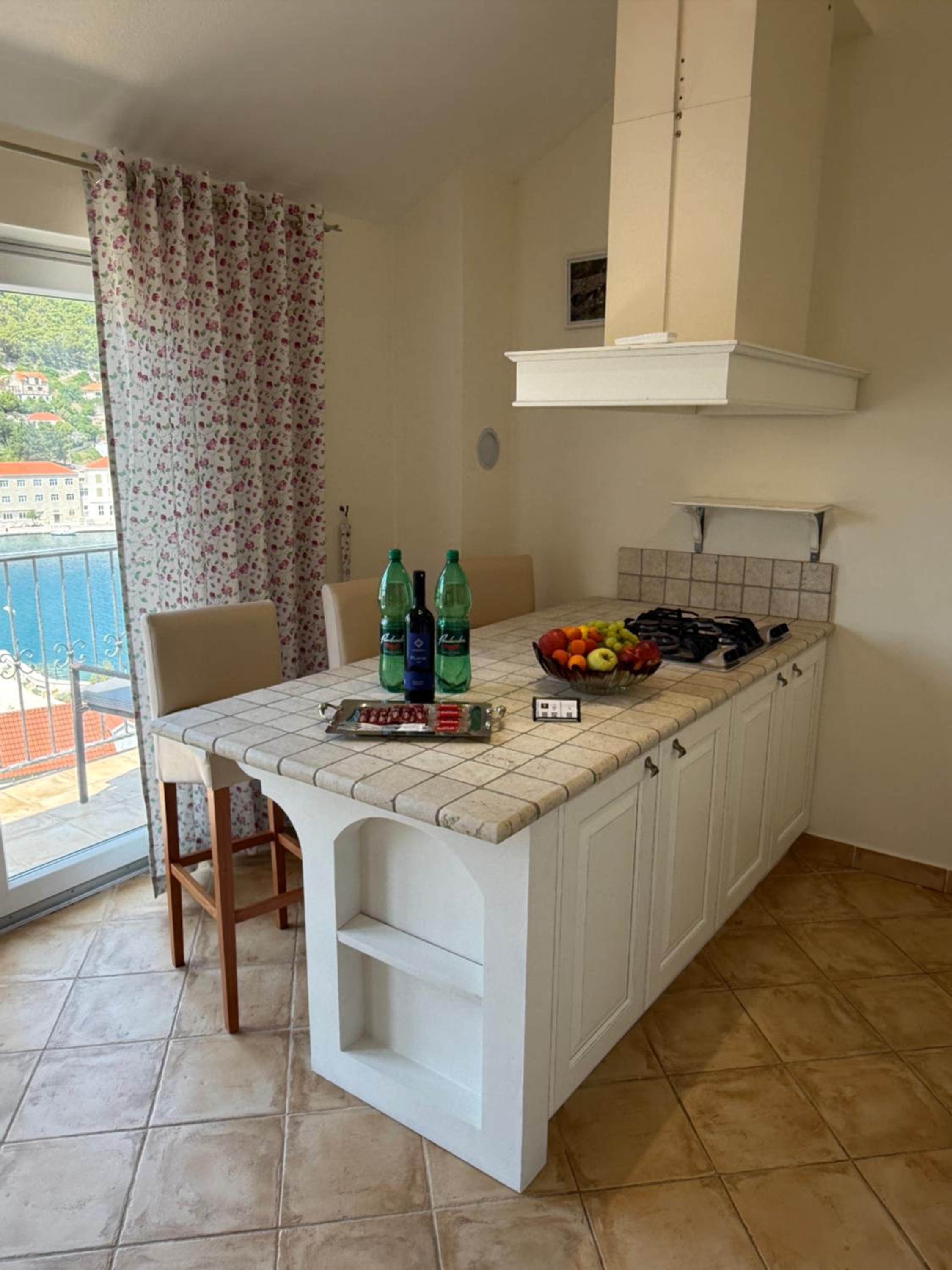 Four-Bedroom Apartment with Balcony photo 1