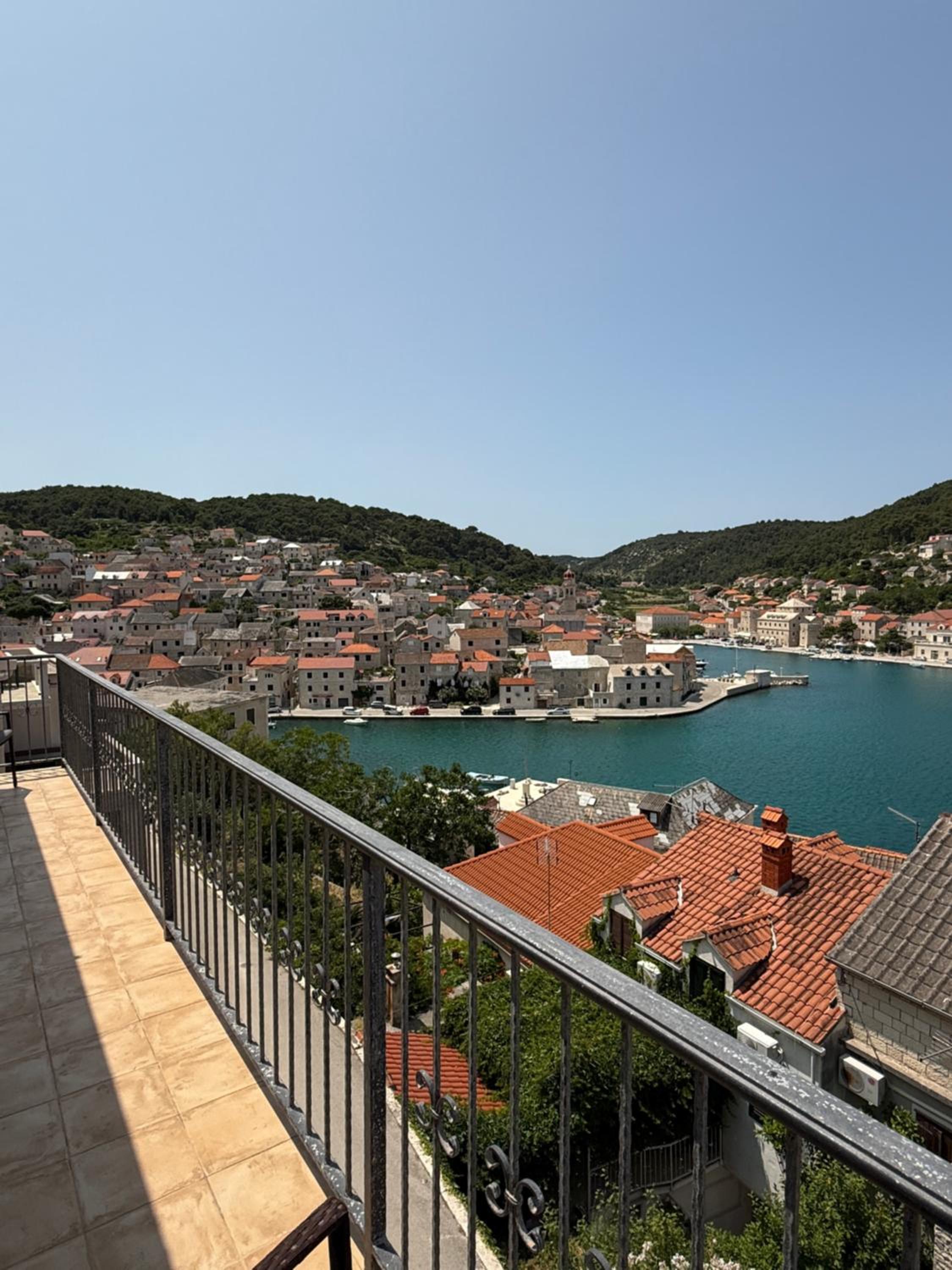 Four-Bedroom Apartment with Balcony