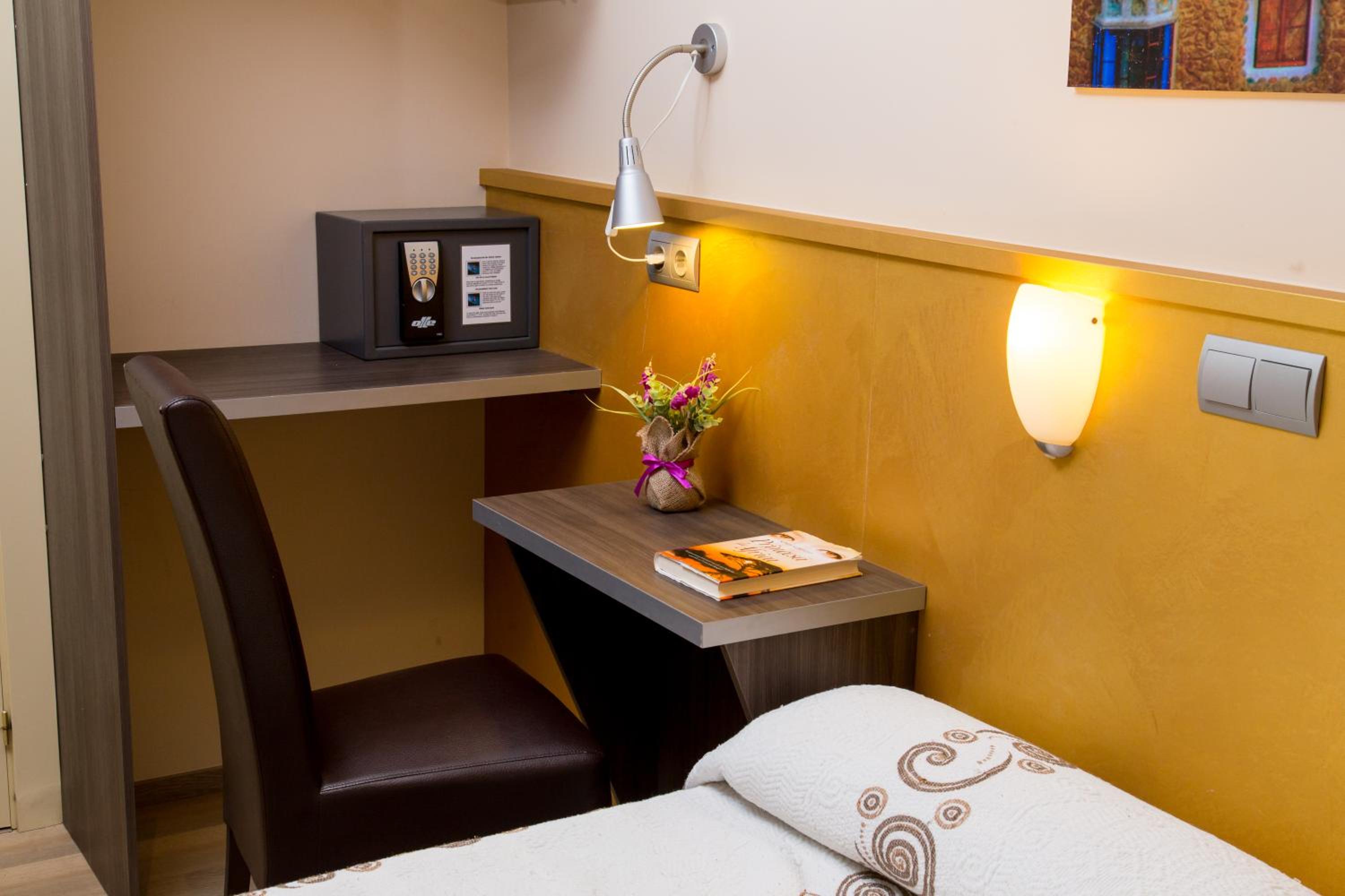 Double or Twin Room with Private Bathroom thumbnail 6