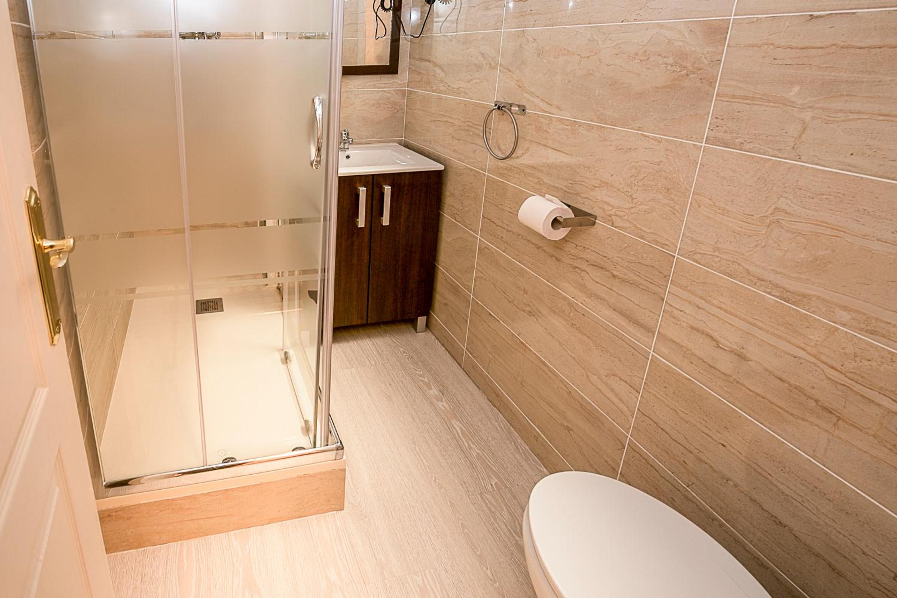 Quadruple Room with Private Bathroom photo 3