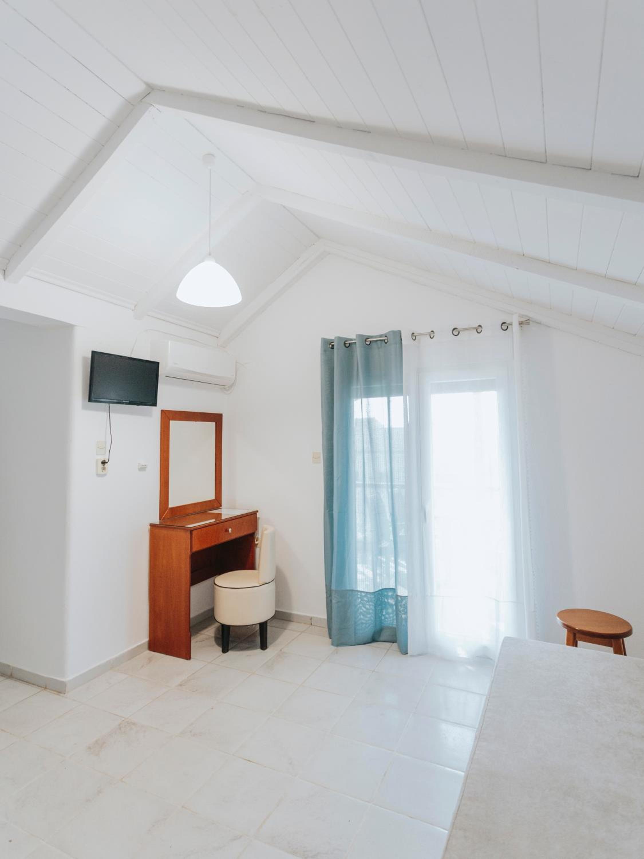 Attic Apartment - Photo 10