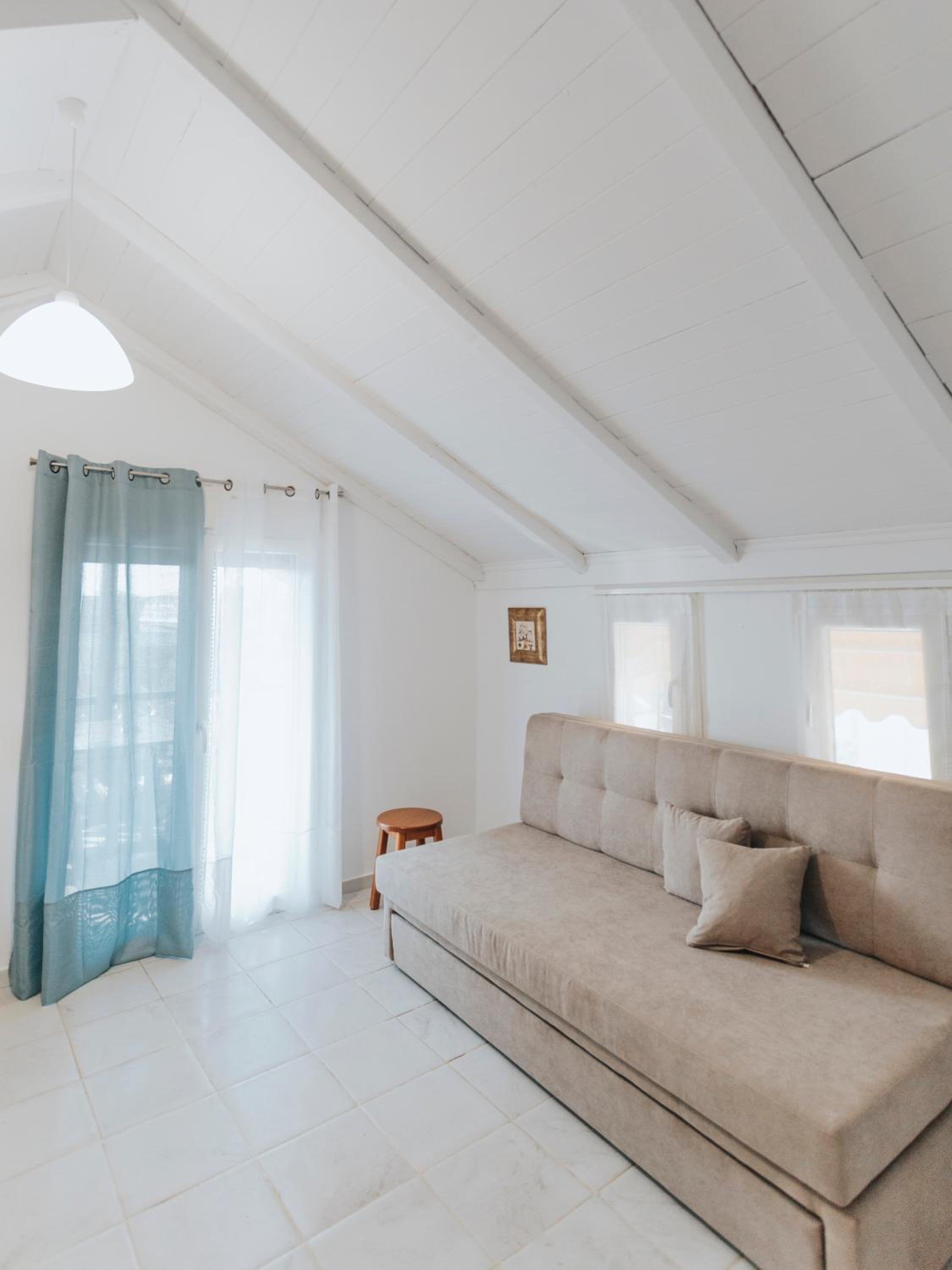 Attic Apartment - Photo 11