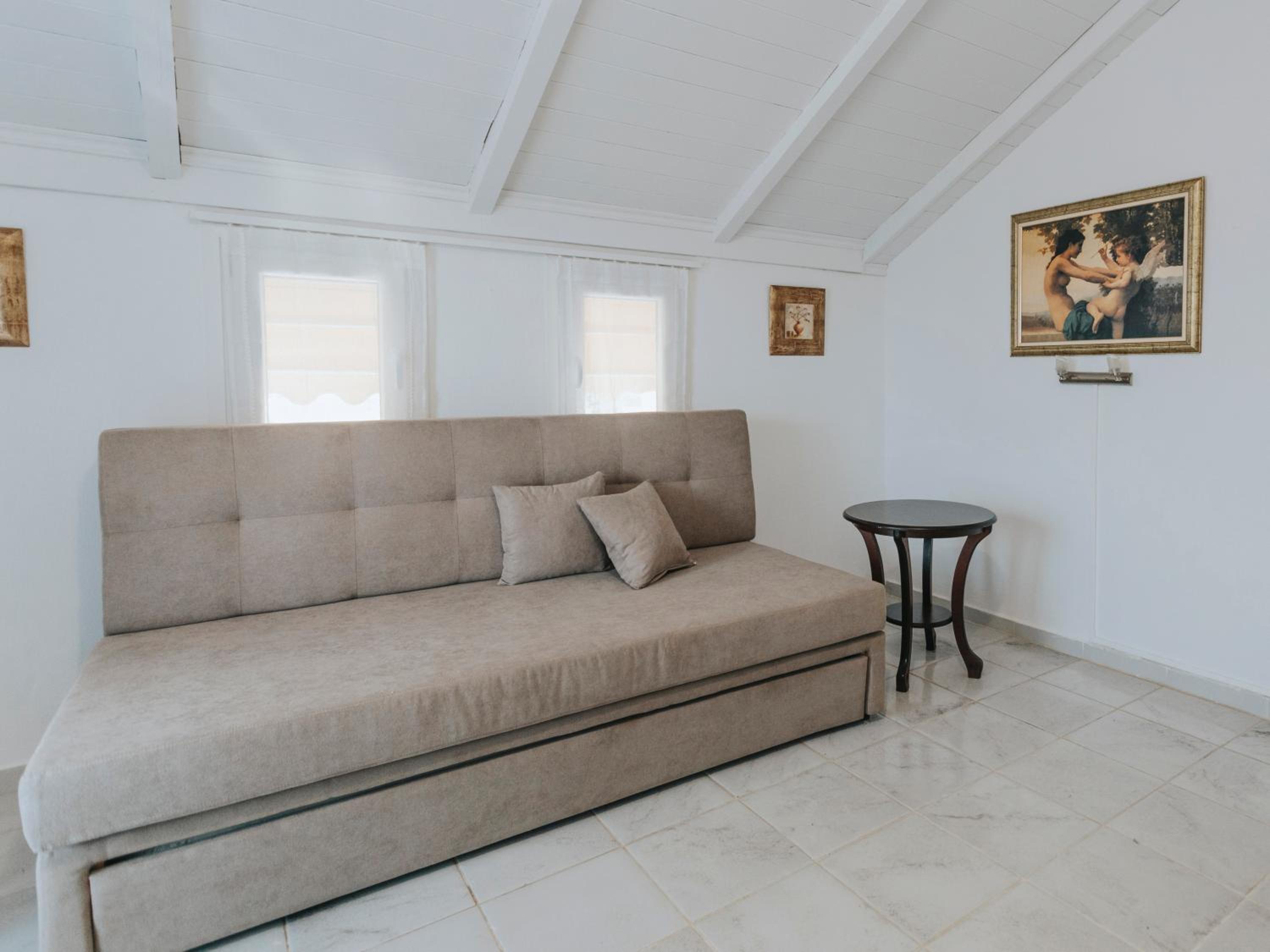 Attic Apartment - Photo 6