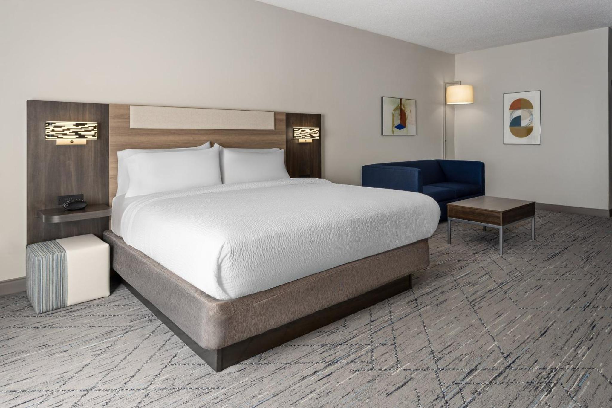 Standard King Room with Mobility Accessible Tub - Photo 2