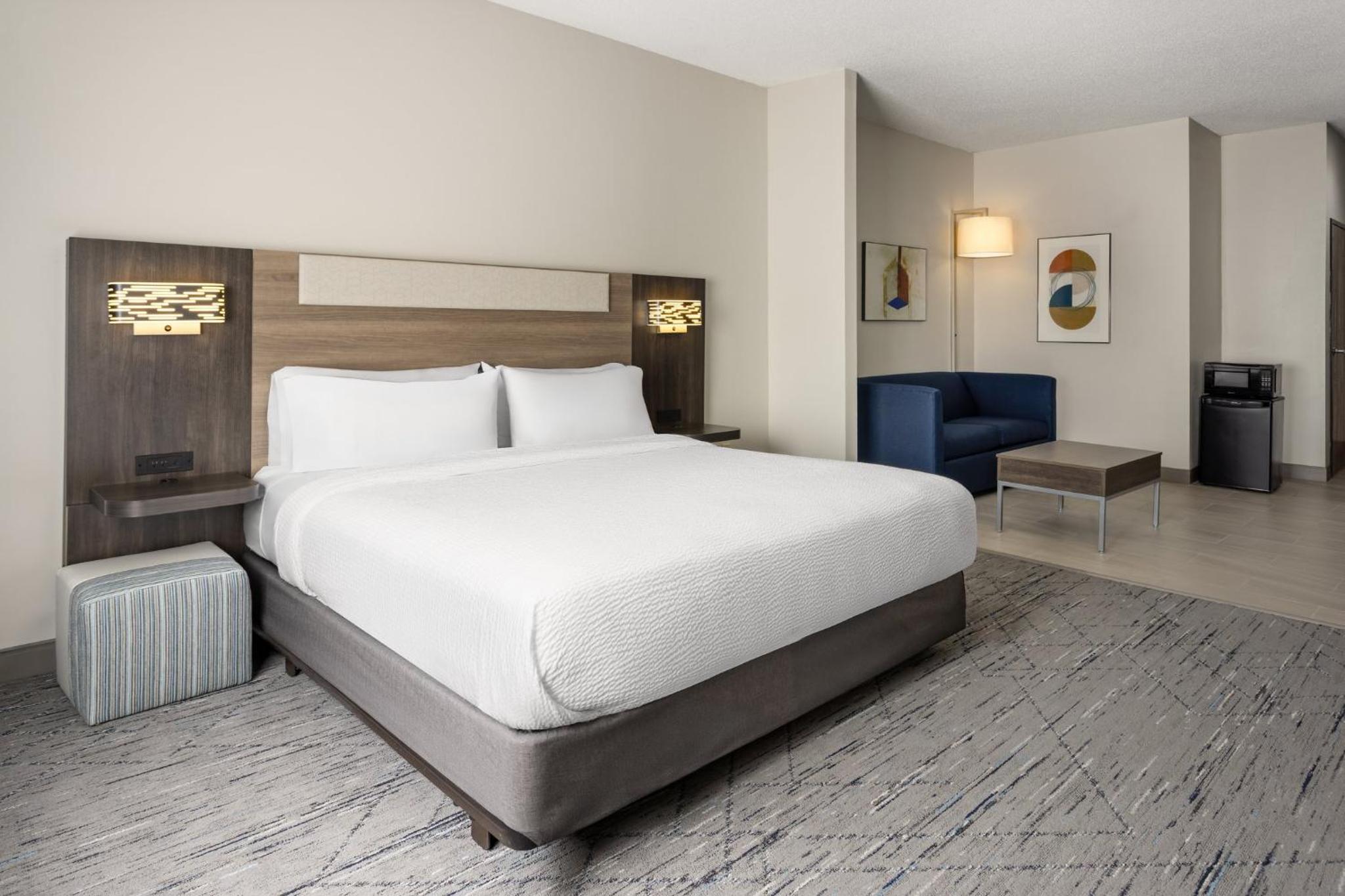Standard King Room with Mobility Accessible Roll-In Shower - Photo 7