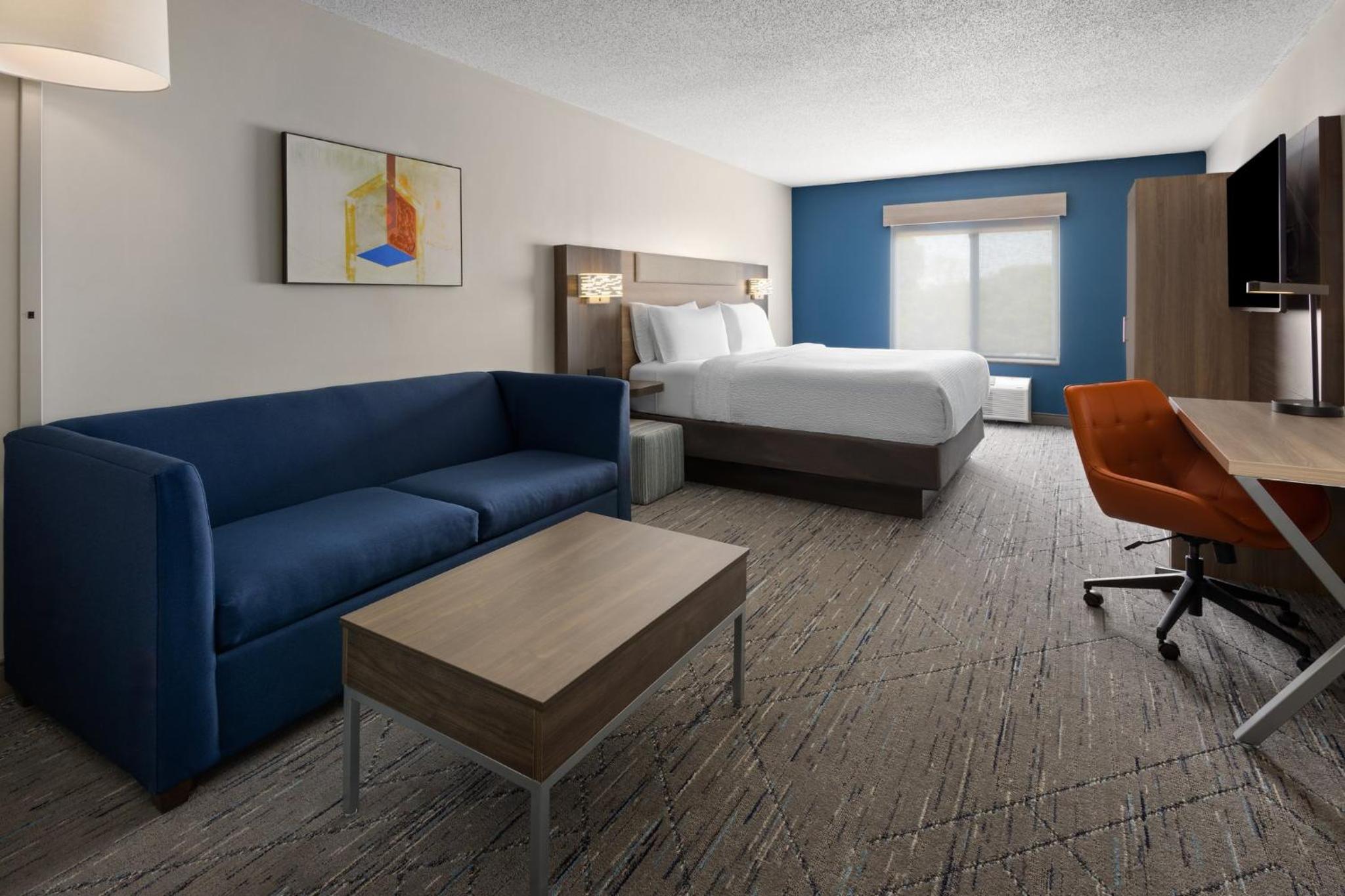 Standard King Room with Sofa Bed - Photo 5