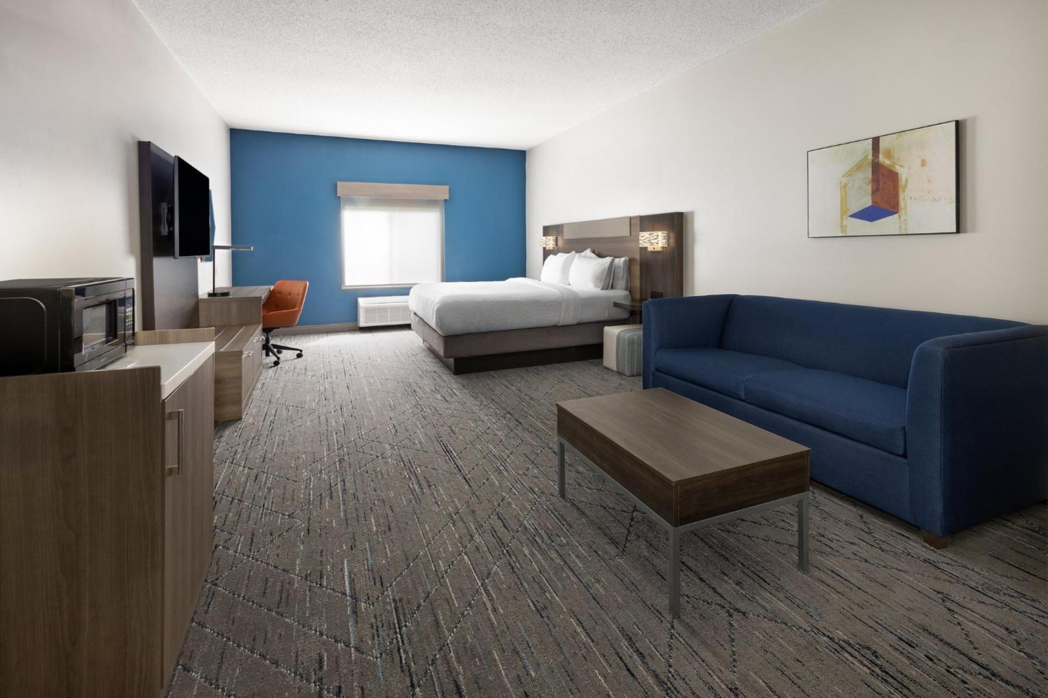 Standard King Room with Mobility Accessible Tub - Photo 3