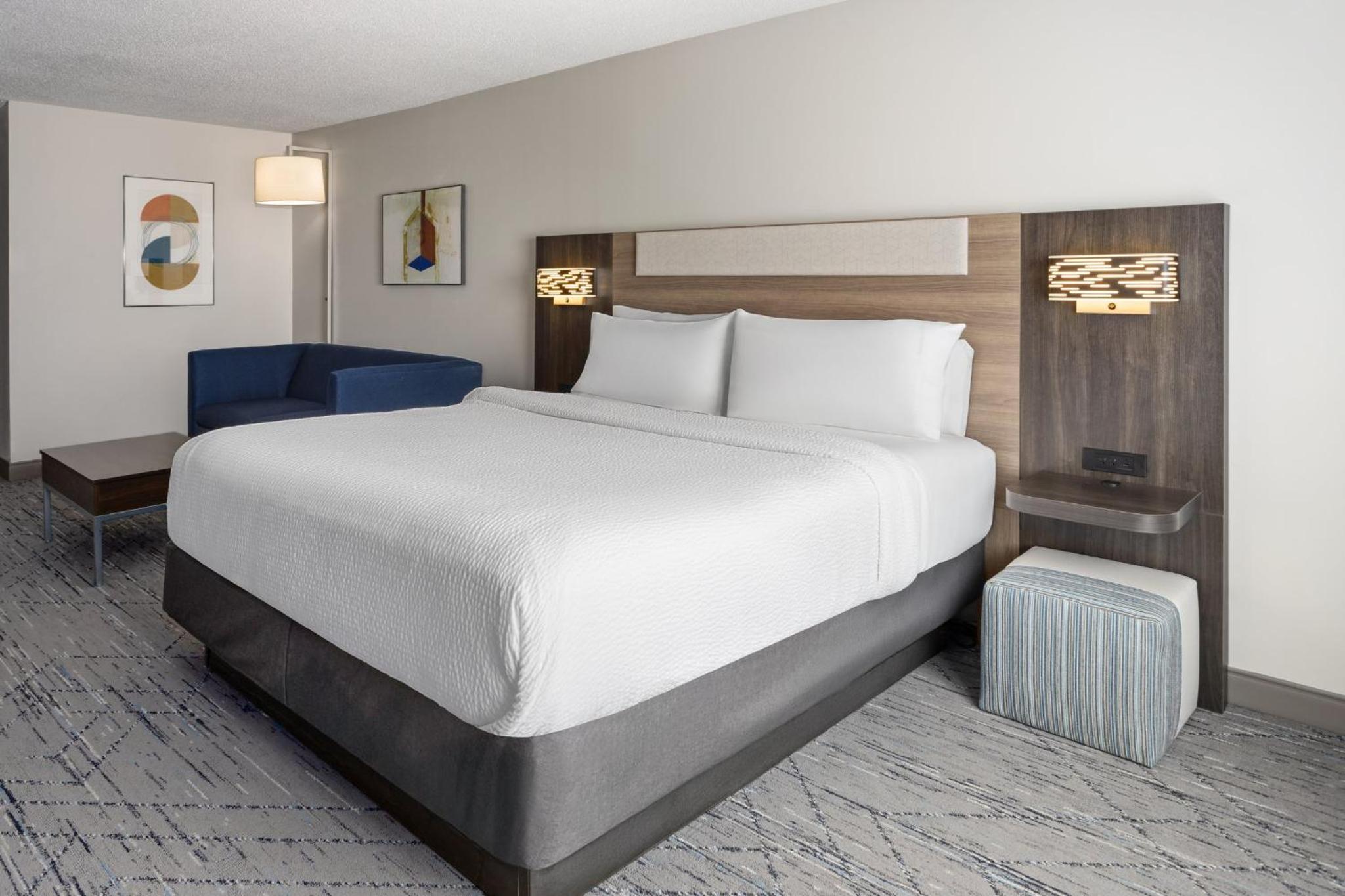 Standard King Room with Sofa Bed - Photo 4