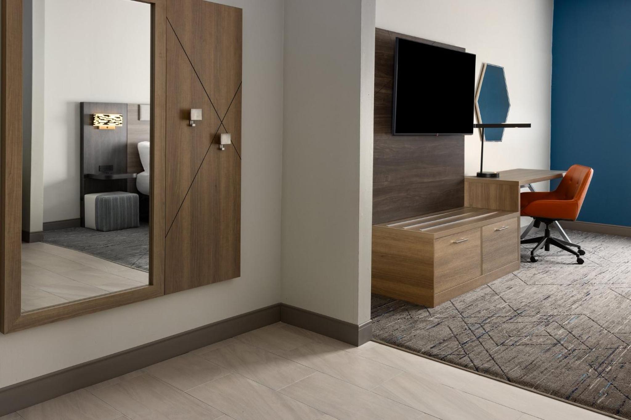 Standard King Room with Mobility Accessible Roll-In Shower - Photo 4