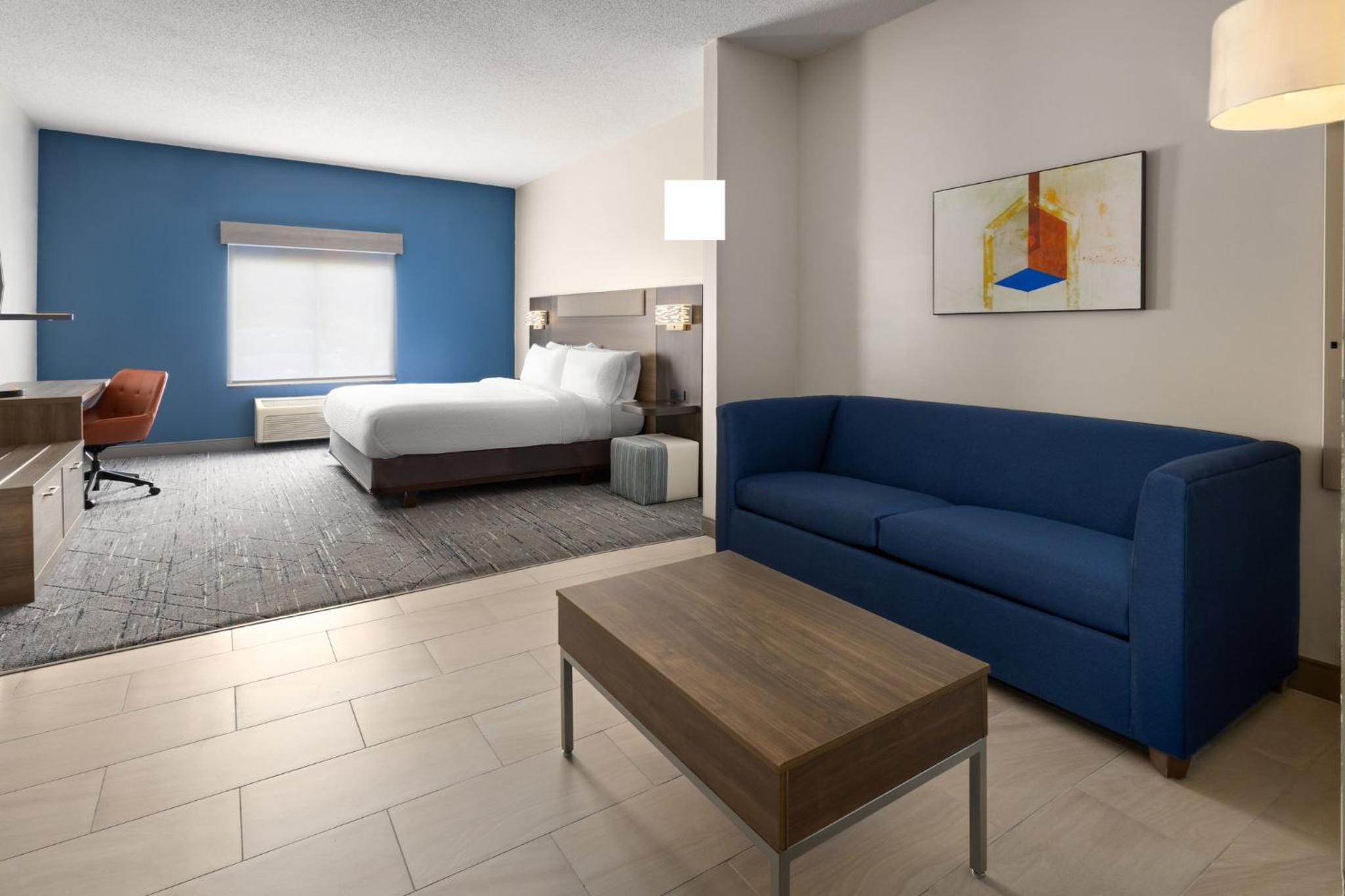 Standard King Room with Mobility Accessible Roll-In Shower - Photo 5