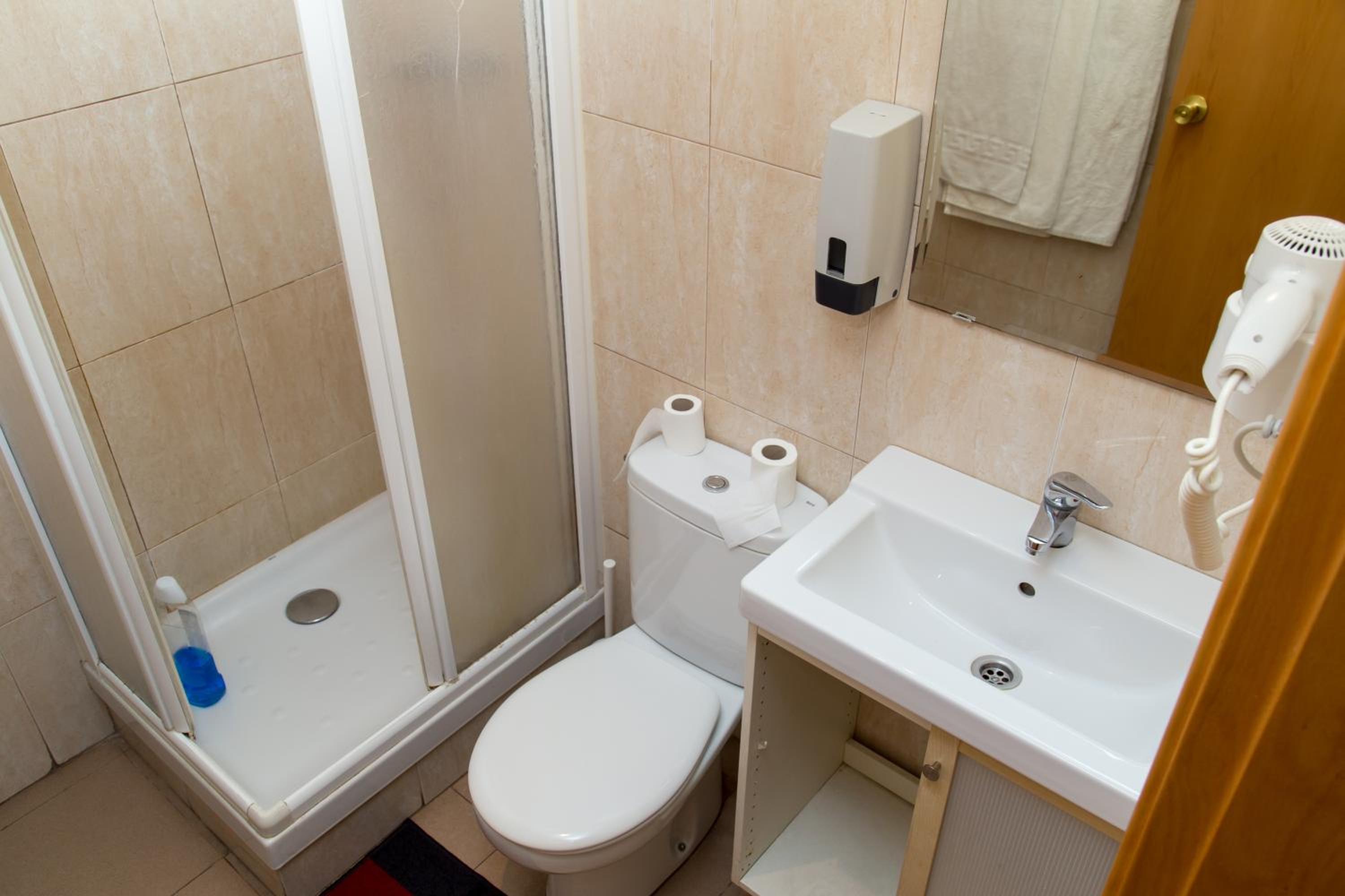Quadruple Room with Shared Bathroom photo 2