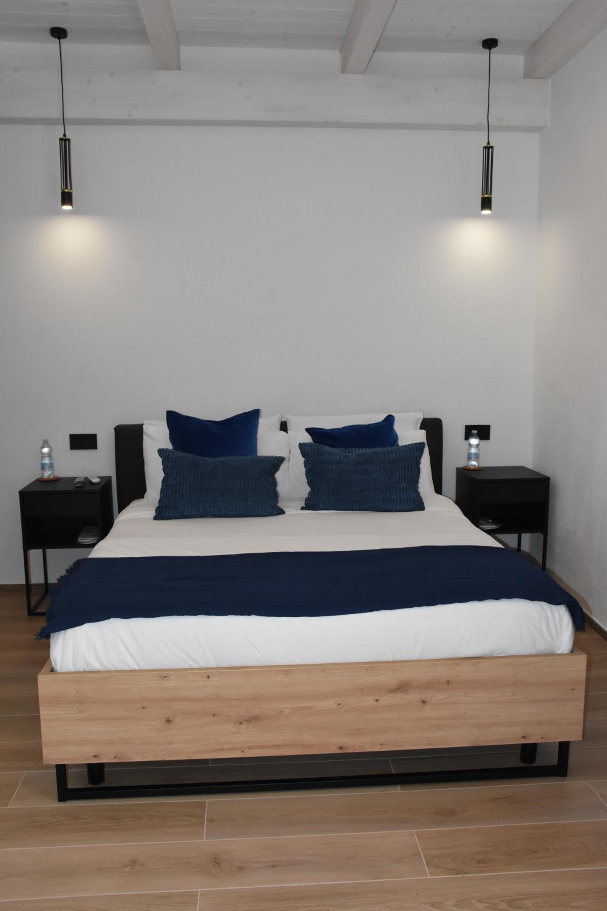 Deluxe Double Room with Bath photo 3