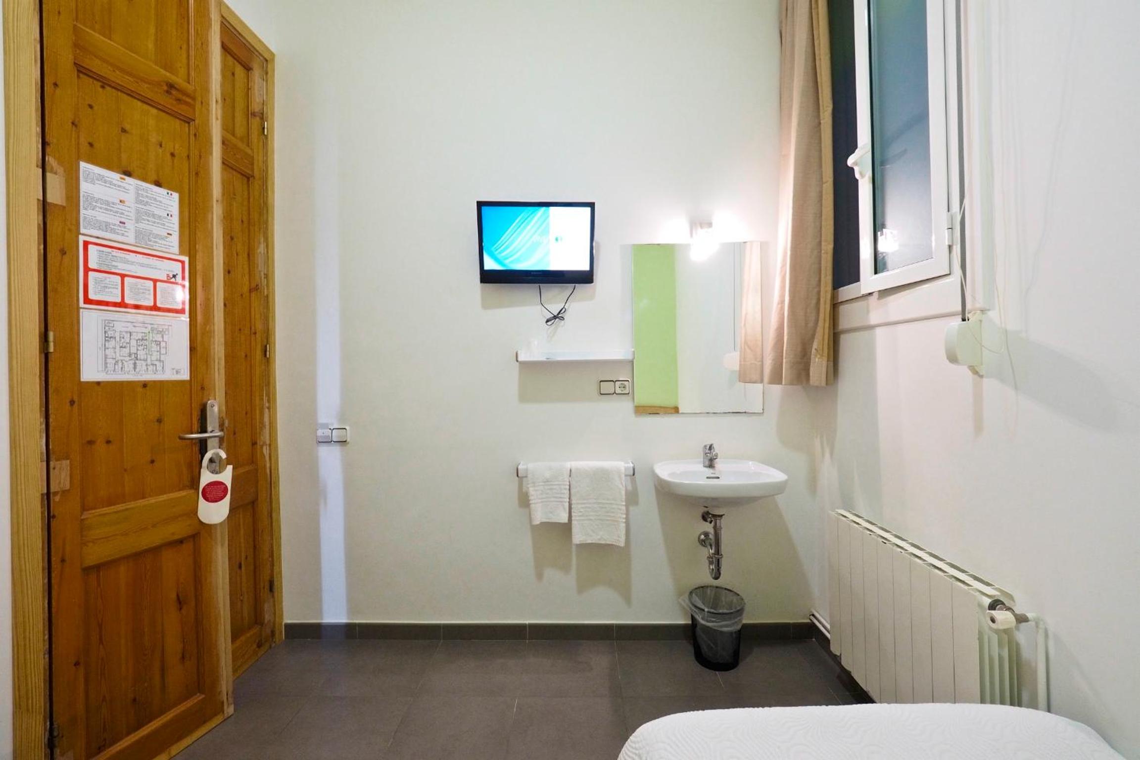 Single Room with Shared Bathroom photo 3